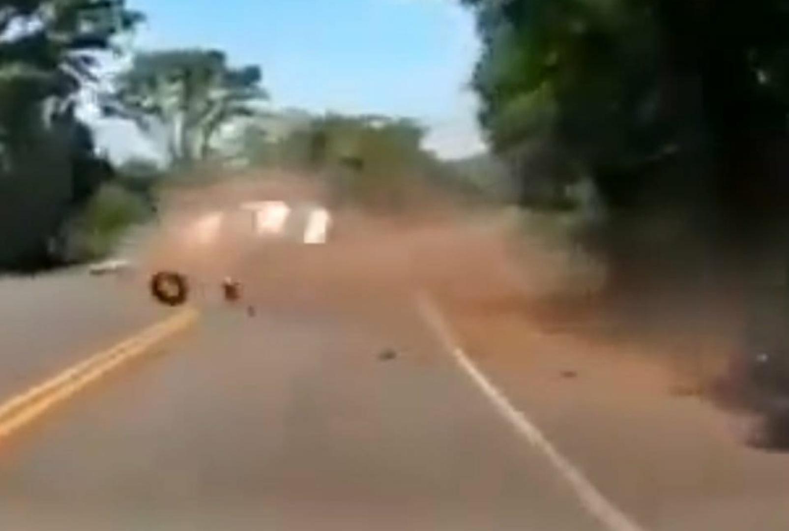 foto de Durante perseguição carro lotado de maconha acaba se envolvendo em acidente no norte do Paraná