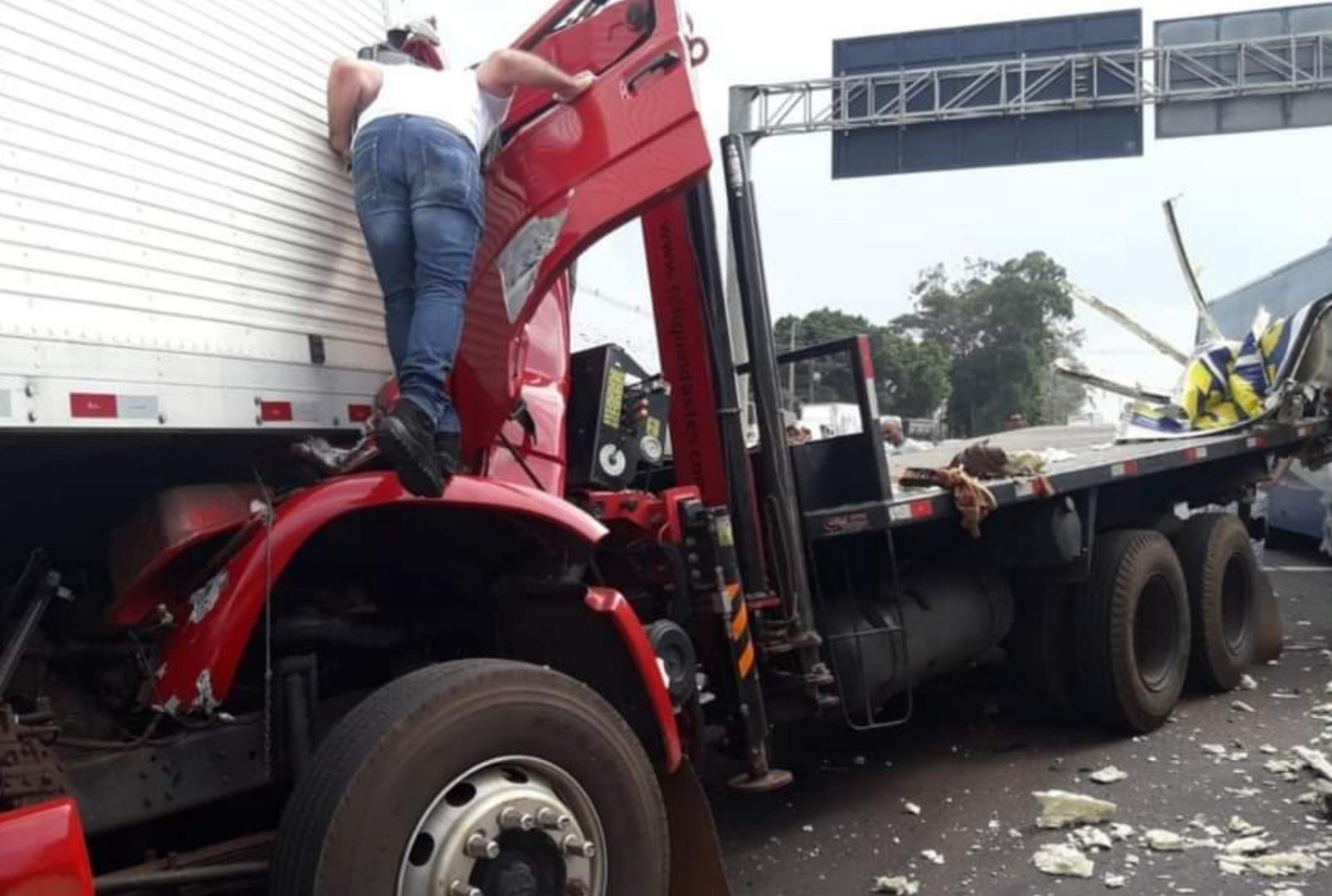 foto de Caminhoneiro fica preso entre as ferragens em acidente no norte do Paraná