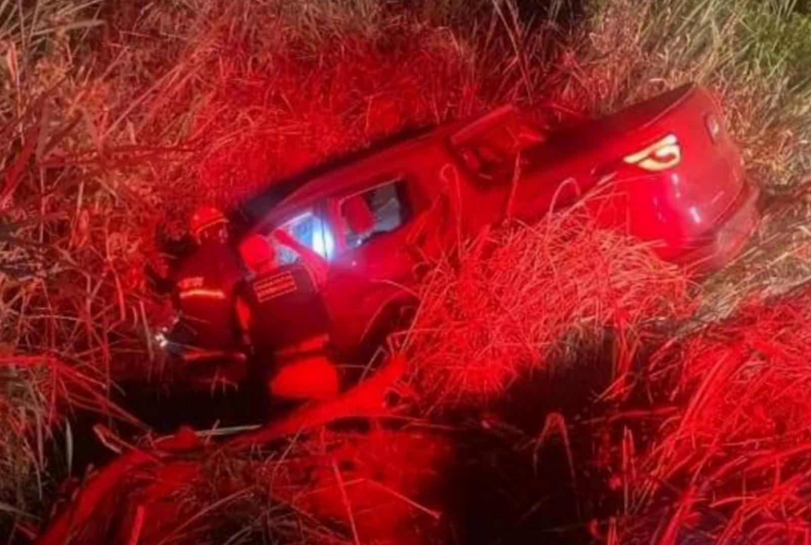 foto de Veículo capota e comerciante acaba morrendo em rodovia paranaense