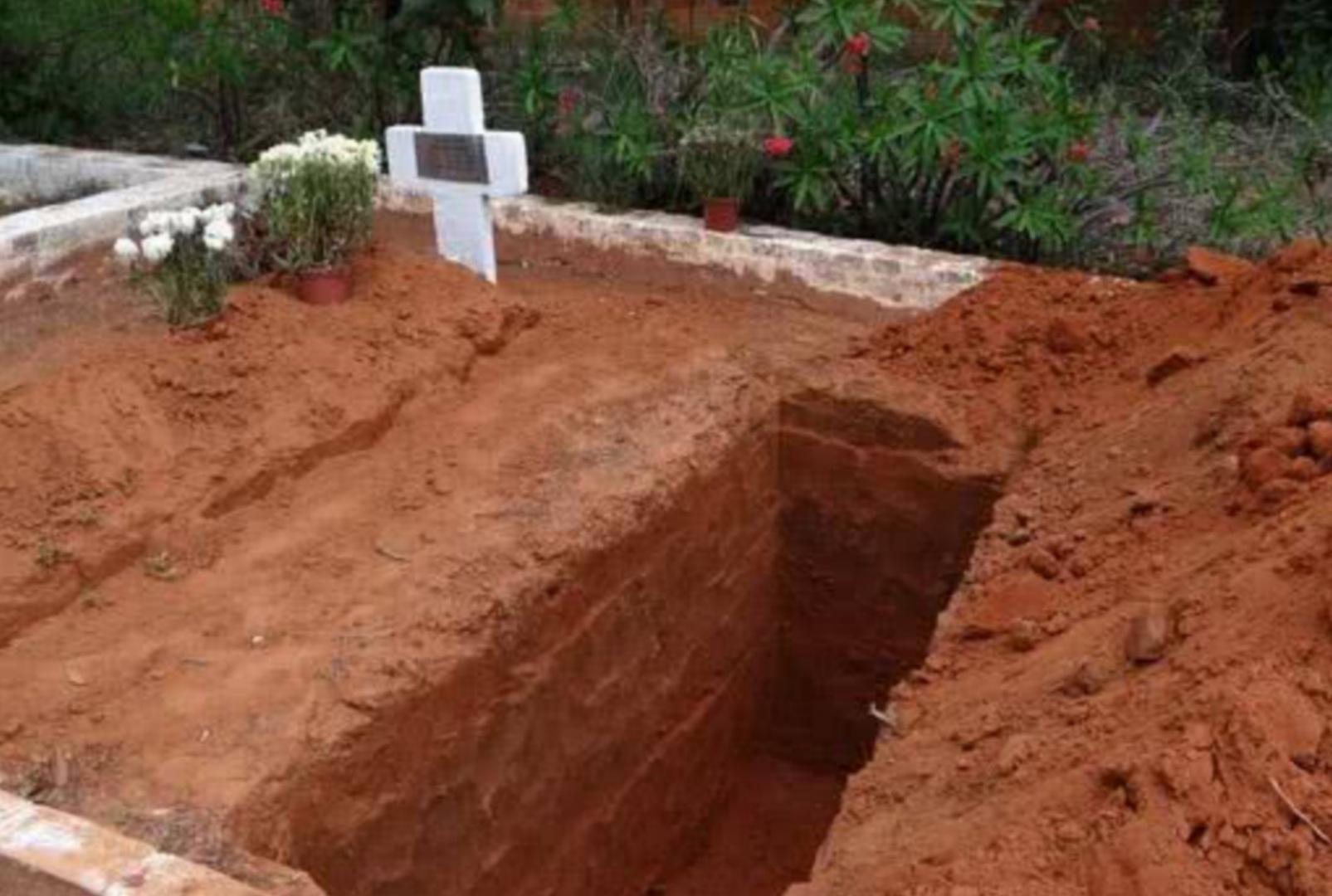 foto de Homem que carregava caixão com corpo para sepultar cai dentro de cova e fica ferido no Paraná