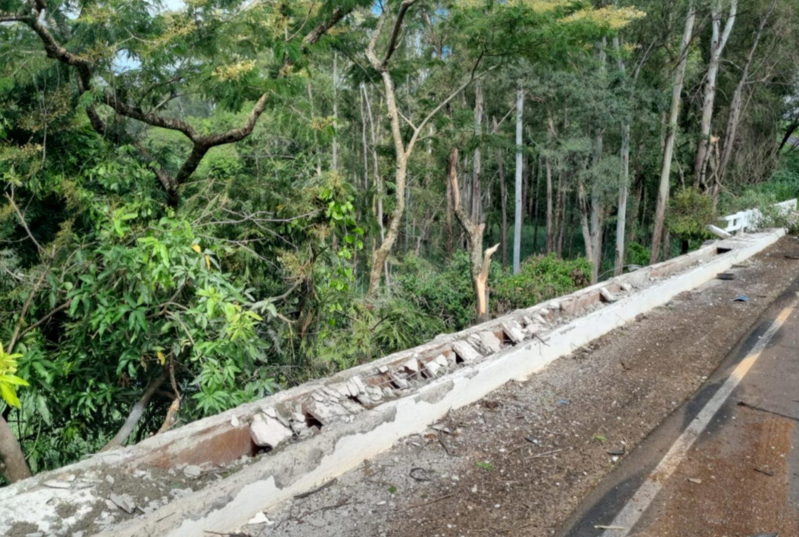 foto de Homem cai com caminhão de ponte e morre no norte do Paraná