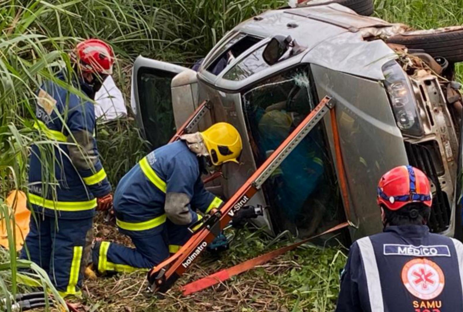 foto de Homem morre e mulher fica ferida em capotamento de veículo entre Campo Mourão e Luiziana