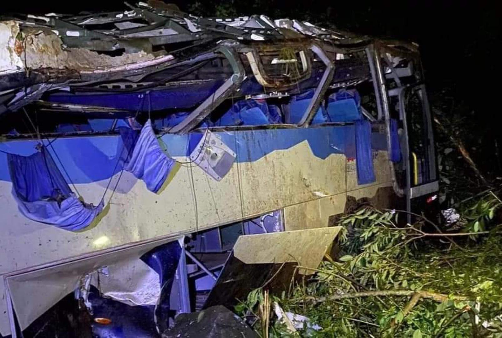 foto de Ônibus cai em ribanceira e deixa vários mortos e feridos no Paraná