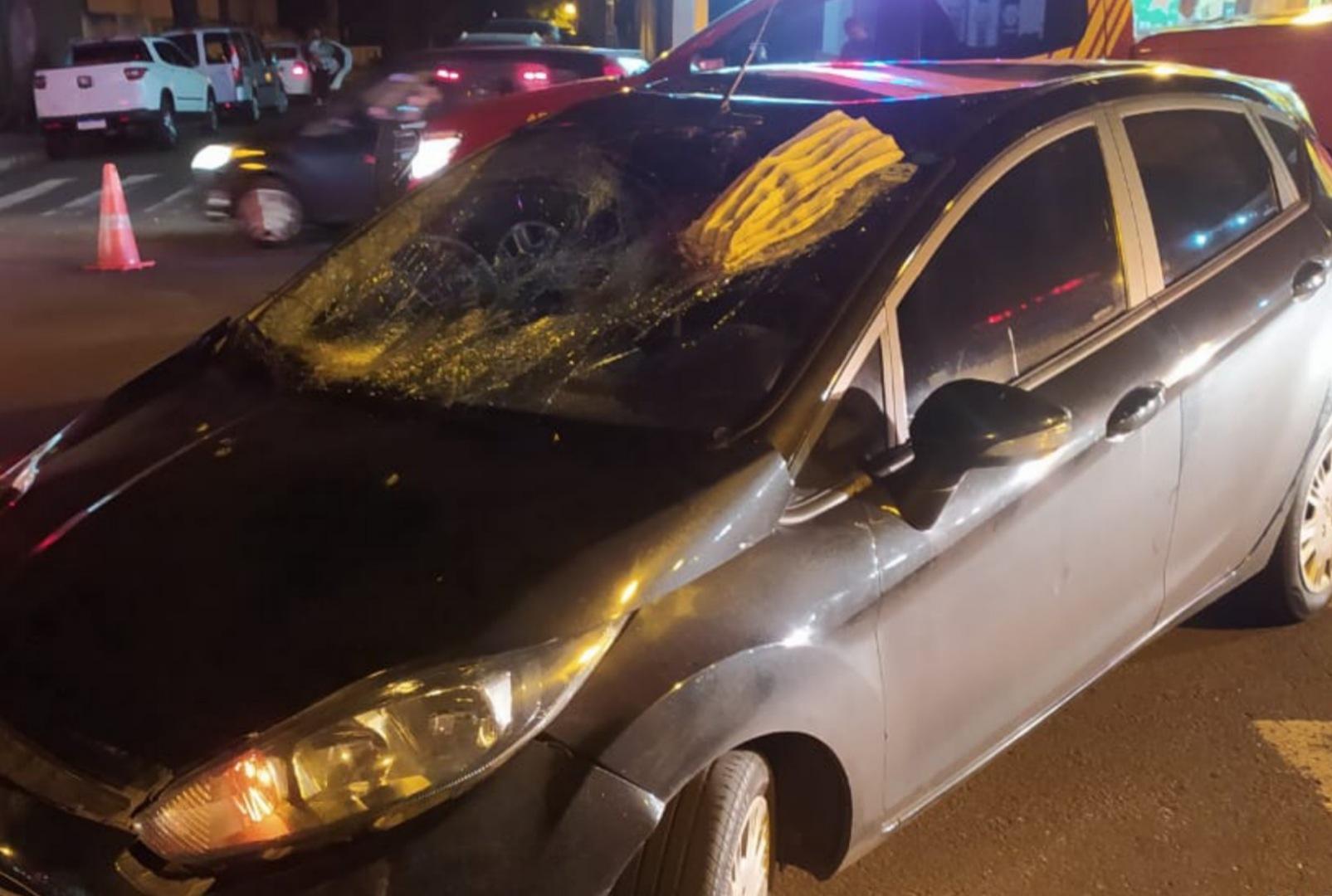 foto de Motociclista vai parar em cima de teto de carro após colisão violenta em Maringá