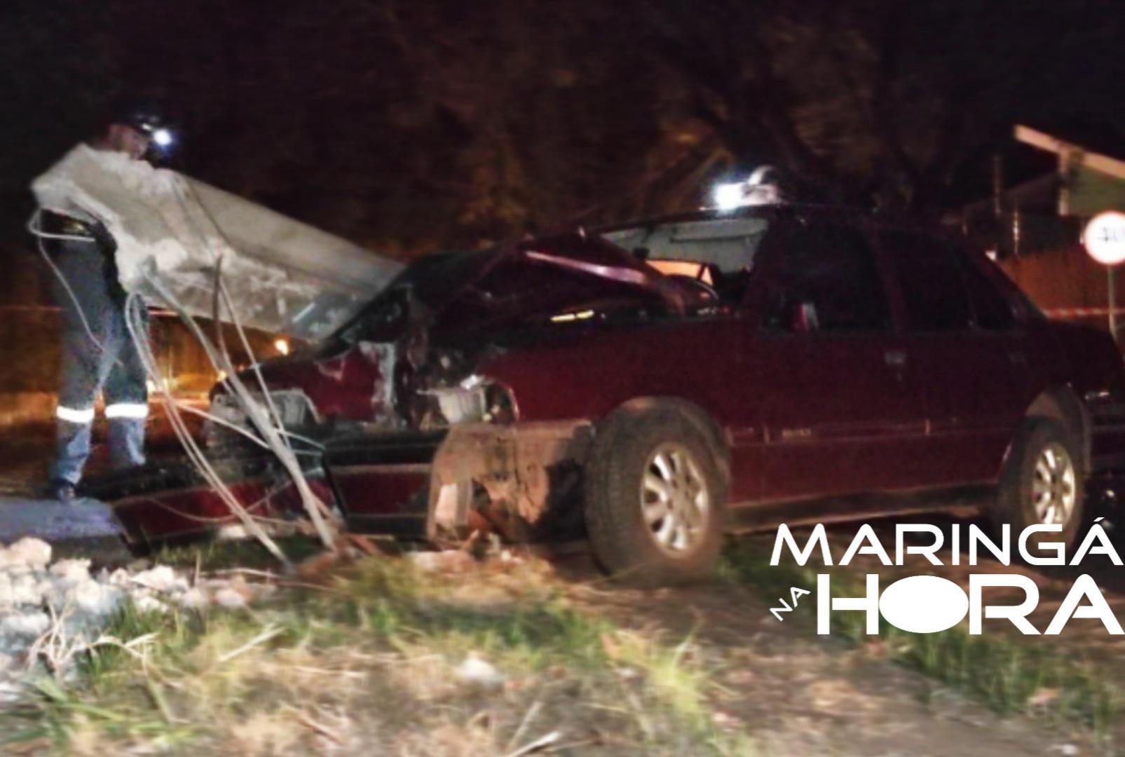 foto de Carro derruba poste após colisão violenta e condutor acaba ficando ferido em Maringá