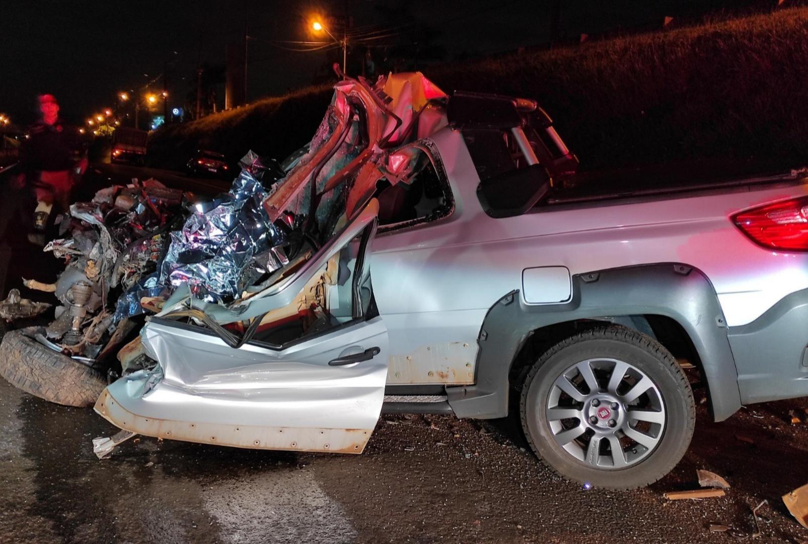 foto de Homem bate veículo violentamente na traseira de carreta e morre na PR-317 próximo a Maringá