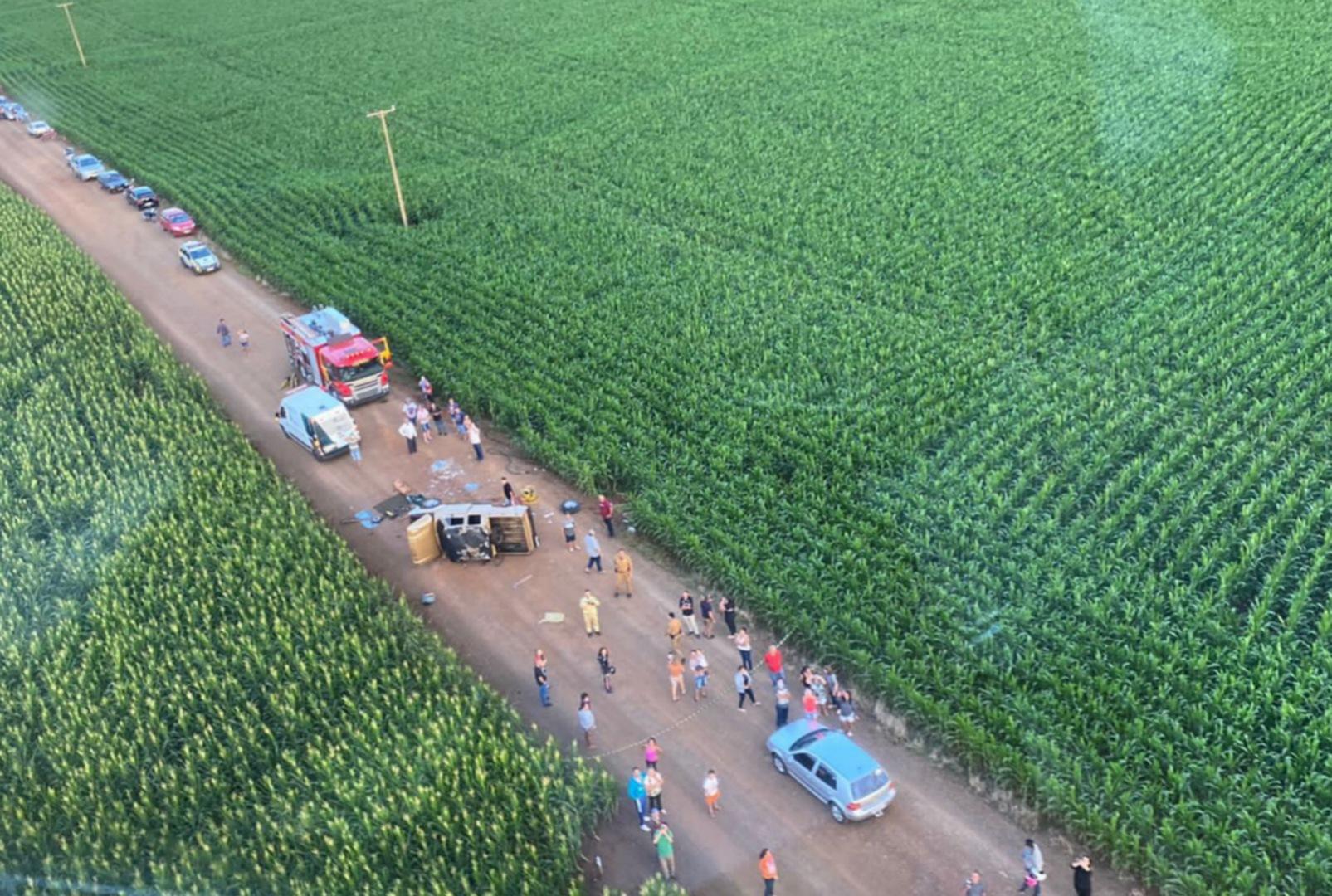 foto de Caminhonete tomba e deixa várias pessoas feridas na zona rural