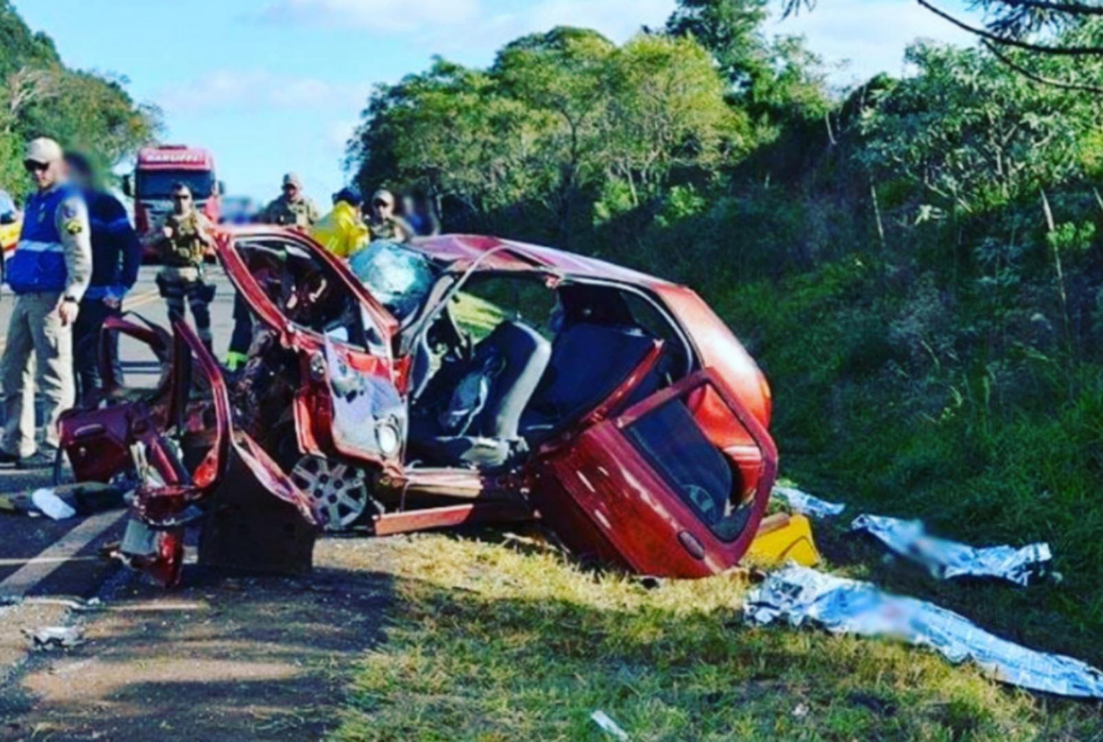 foto de Mãe, pai e filha de 5 anos acabam morrendo após veículos baterem de frente em rodovia no Paraná