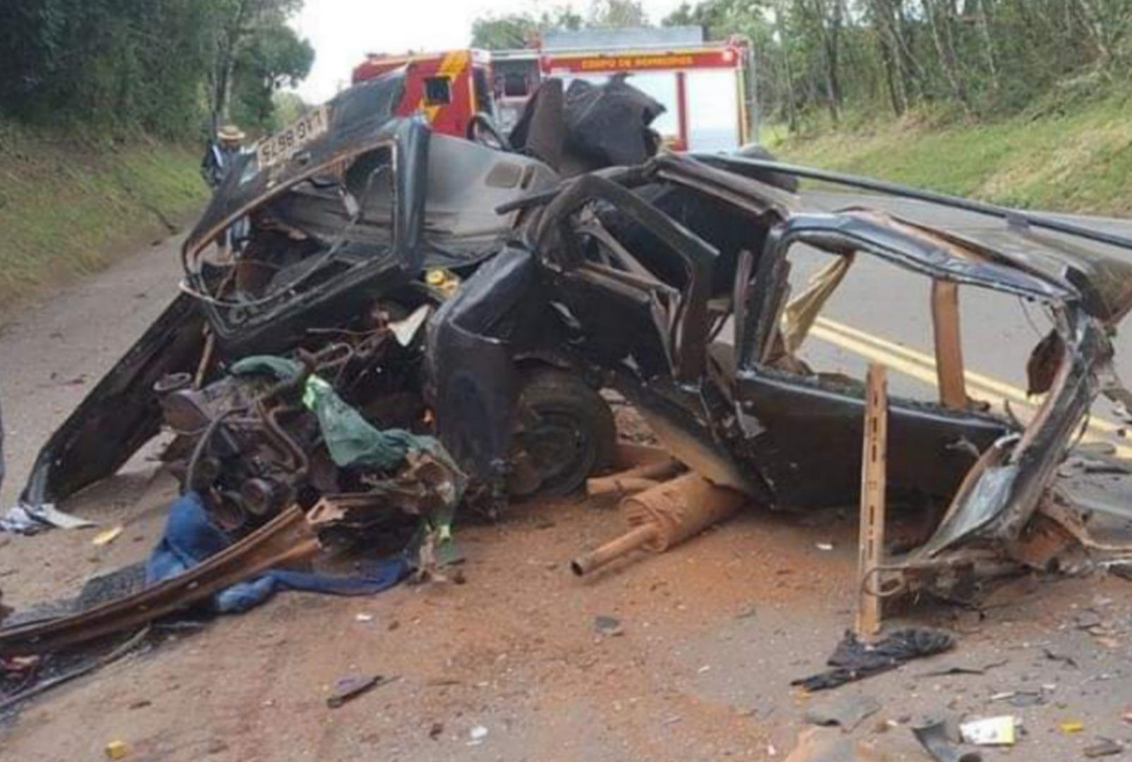 foto de Carro fica completamente retorcido após acidente que terminou com uma morte no Paraná