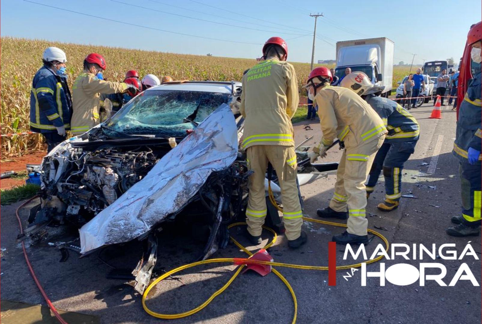 foto de Carro bate em caminhão e condutor acaba ficando gravemente ferido na PR-317