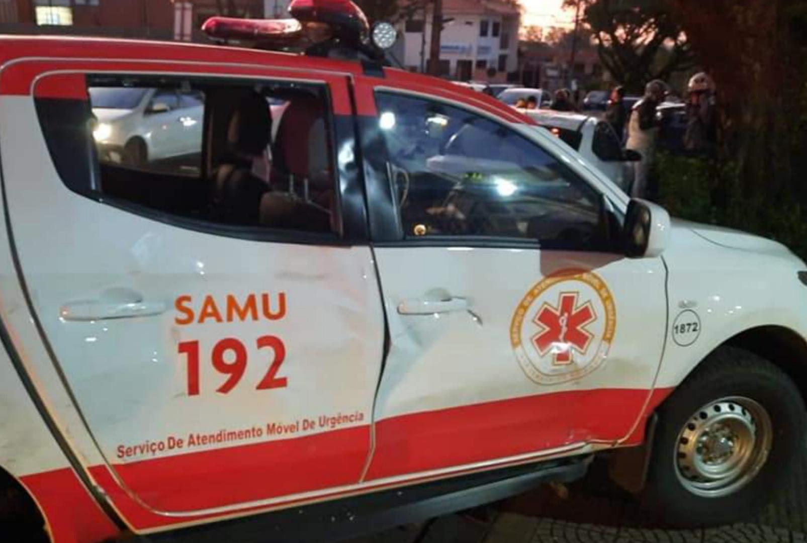 foto de Motociclista fica ferido ao bater na lateral da viatura intervencionista do Samu que estava a caminho de uma ocorrência em Maringá