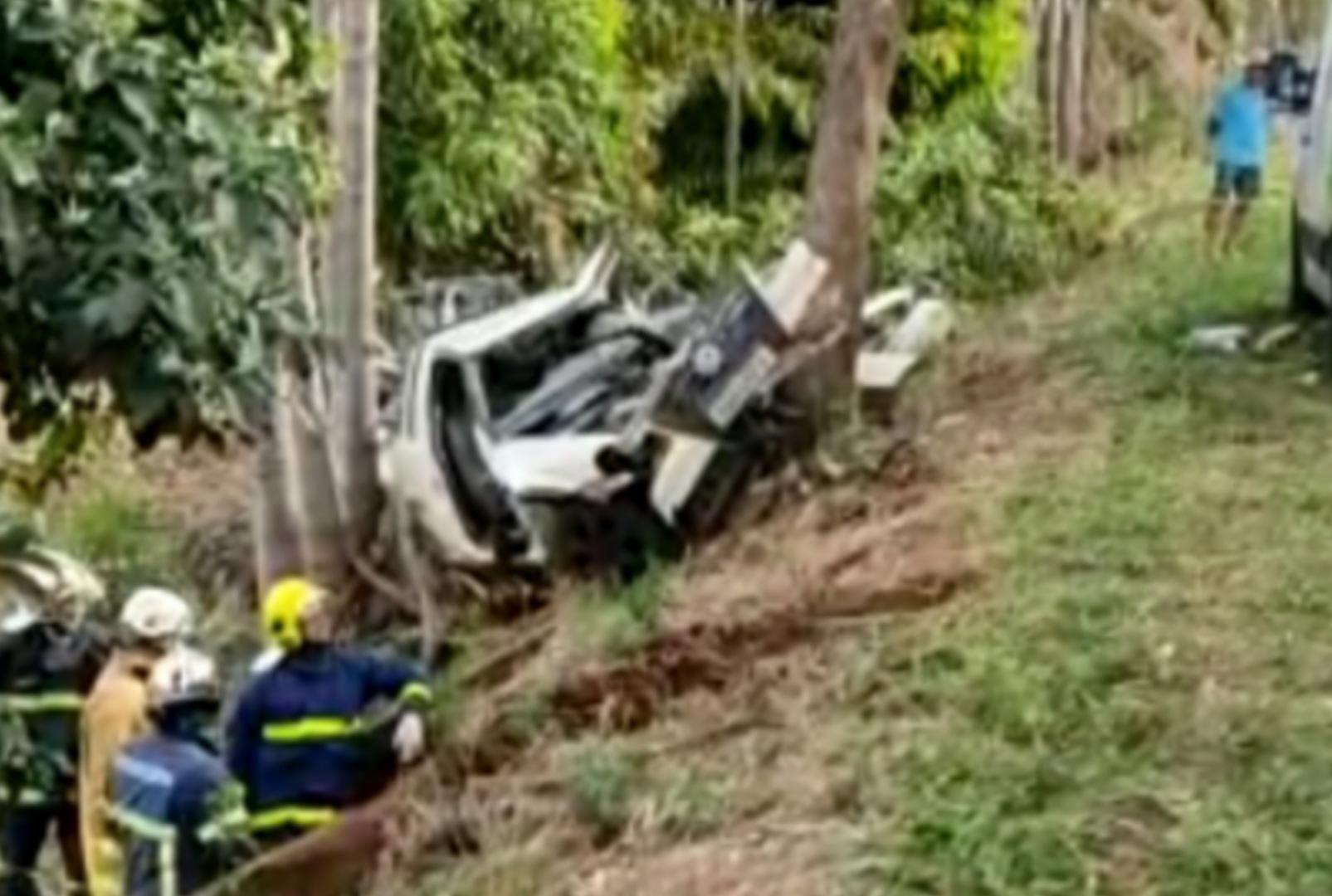 foto de Veículo bate violentamente em árvore e duas pessoas ficam feridas