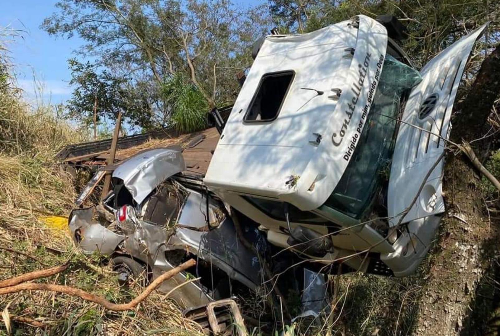 foto de Caminhão fica em cima de carro após acidente na região