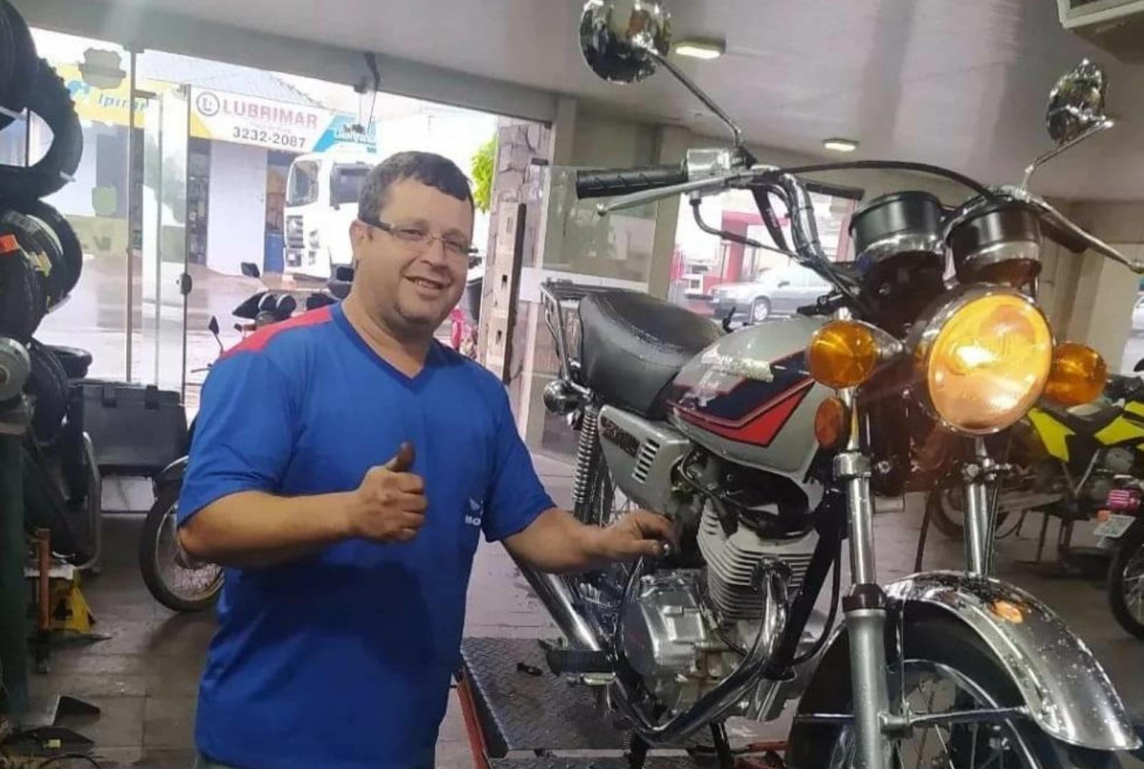 foto de Motociclista cai de moto e morre em estrada