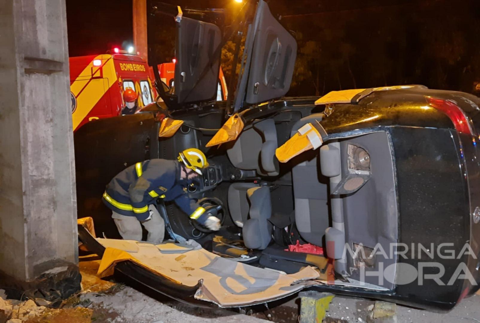 foto de Após batida violenta carro tomba e motorista é socorrido em Maringá