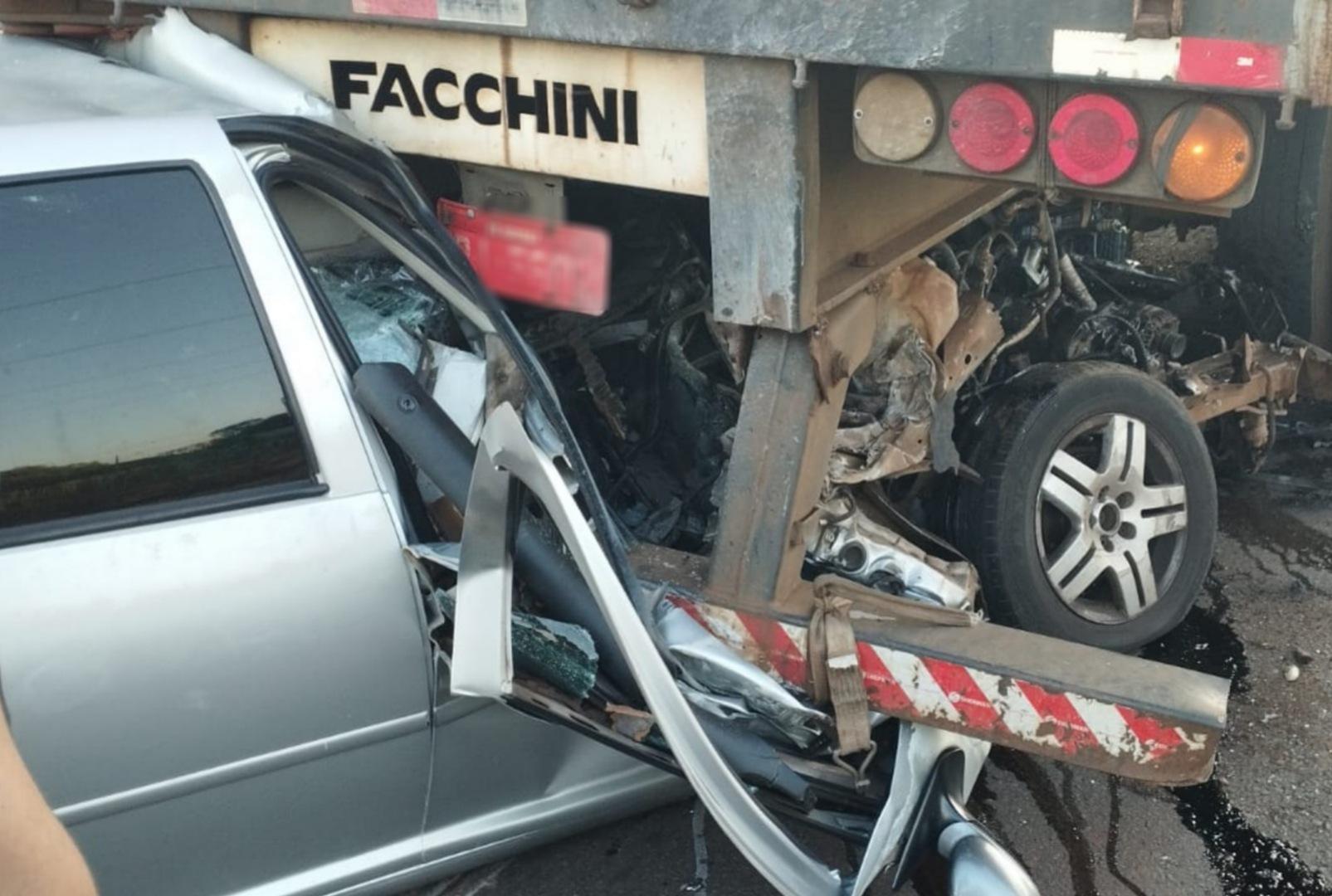 foto de Motorista fica gravemente ferido após bater carro na traseira de carreta em Maringá