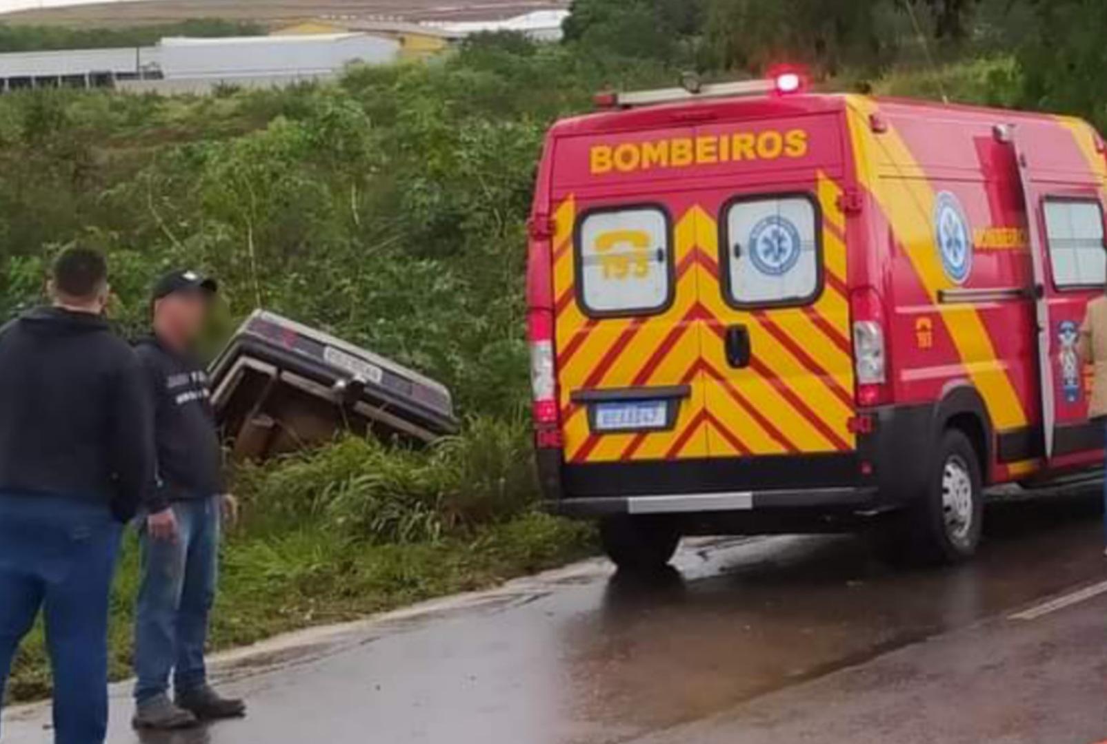 foto de Carro sai de pista no Contorno Sul e condutor acaba ficando ferido