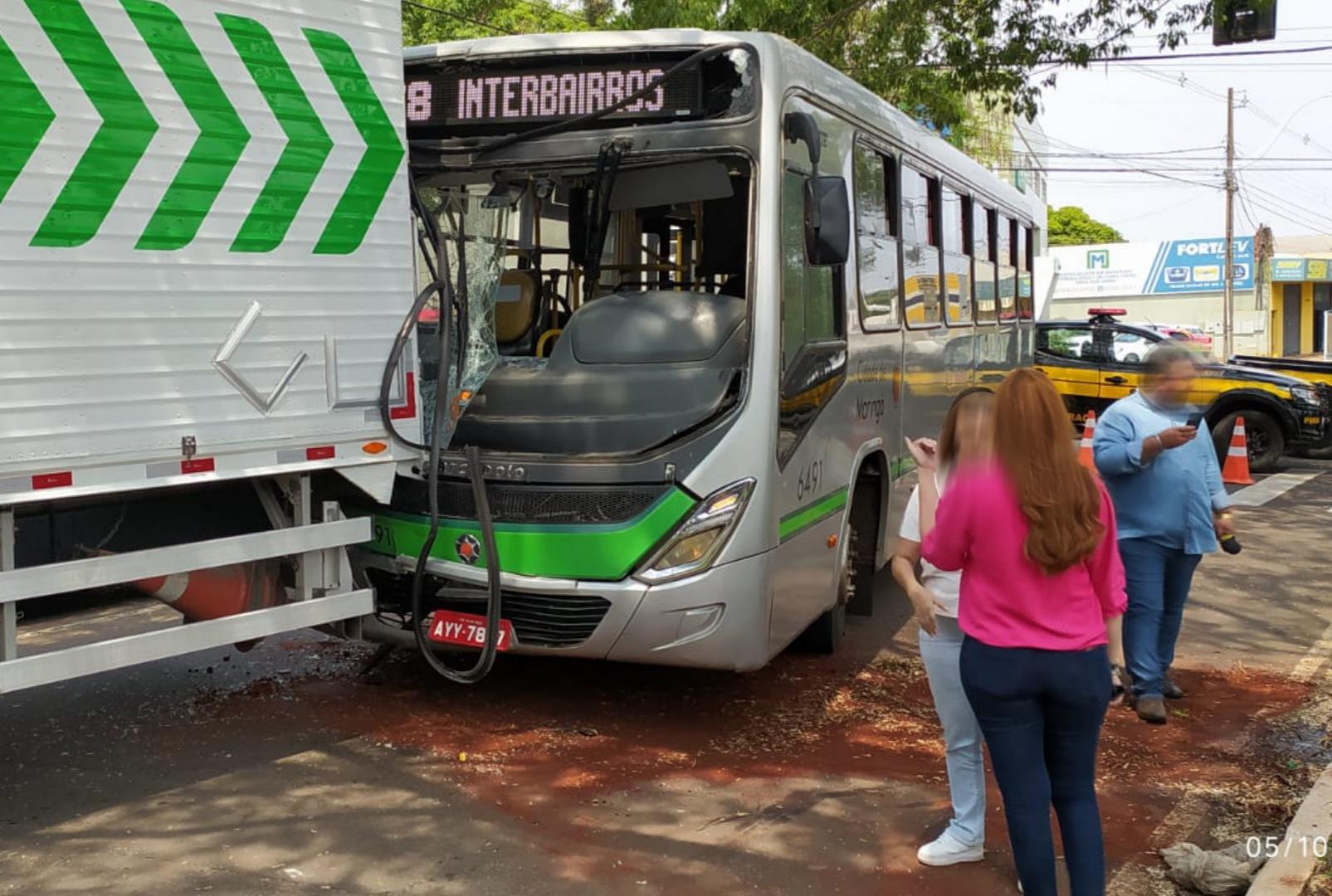 foto de Acidente envolvendo ônibus e caminhão resultou em sete pessoas feridas em Maringá