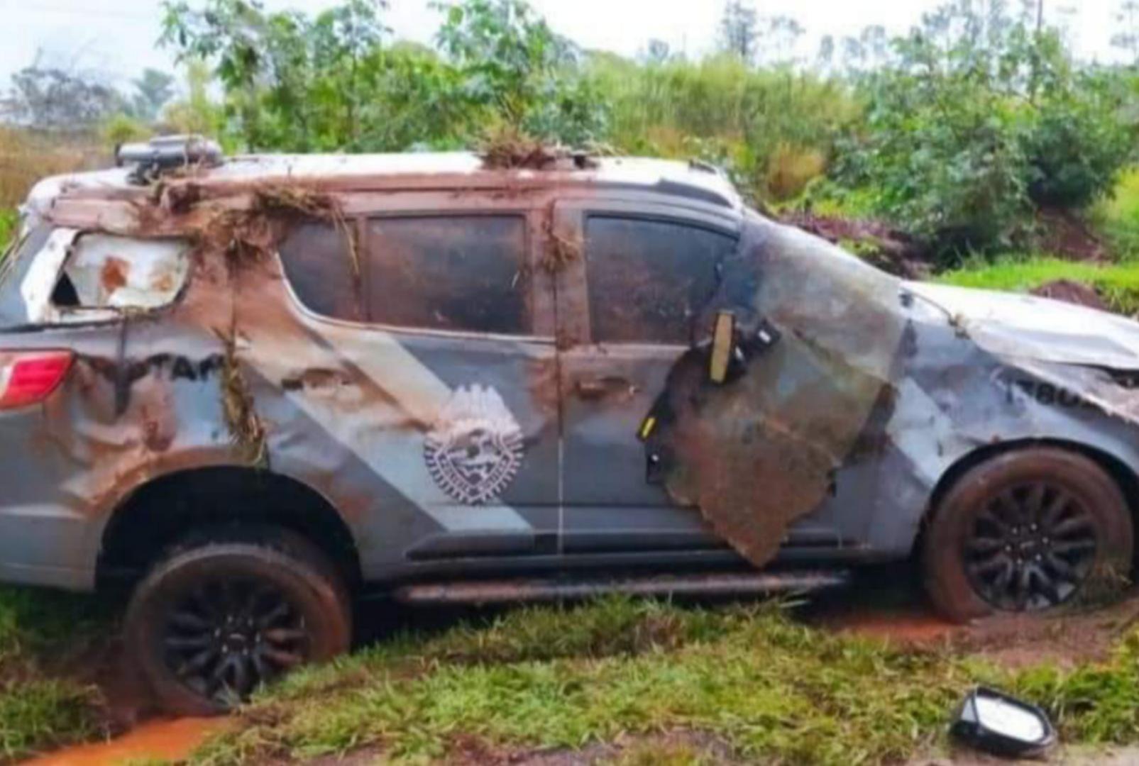 foto de Viatura da ROTAM ocupada por 4 policiais capota por diversas vezes em rodovia no norte do Paraná