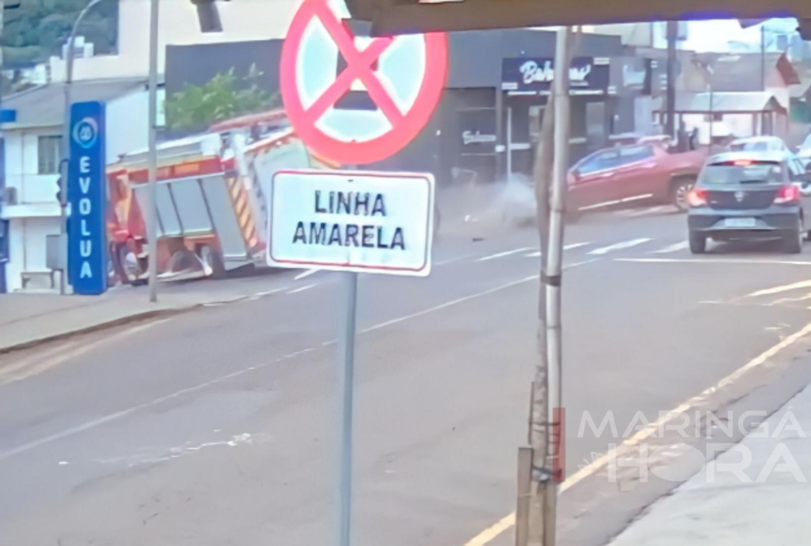 foto de Caminhão do Corpo de Bombeiros se envolve em colisão violenta e por pouco não tomba após rodopiar na rua