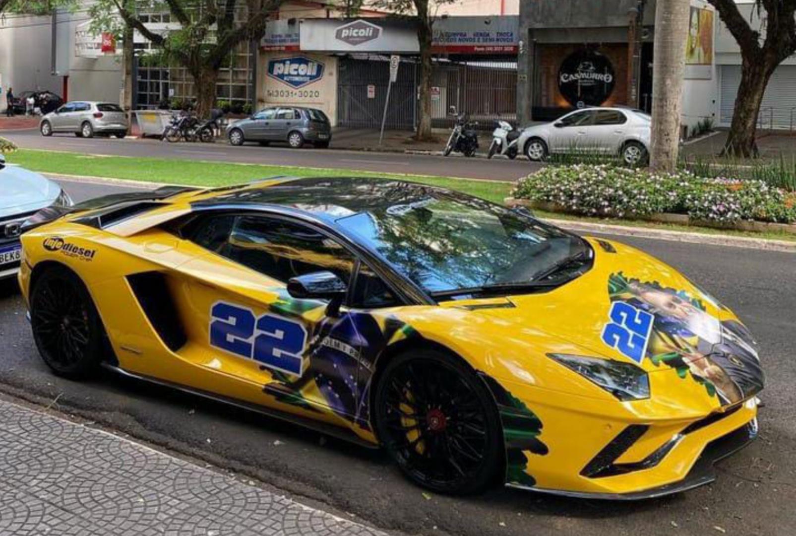 foto de Carro de luxo personalizado com a foto de Jair Bolsonaro chama atenção em Maringá