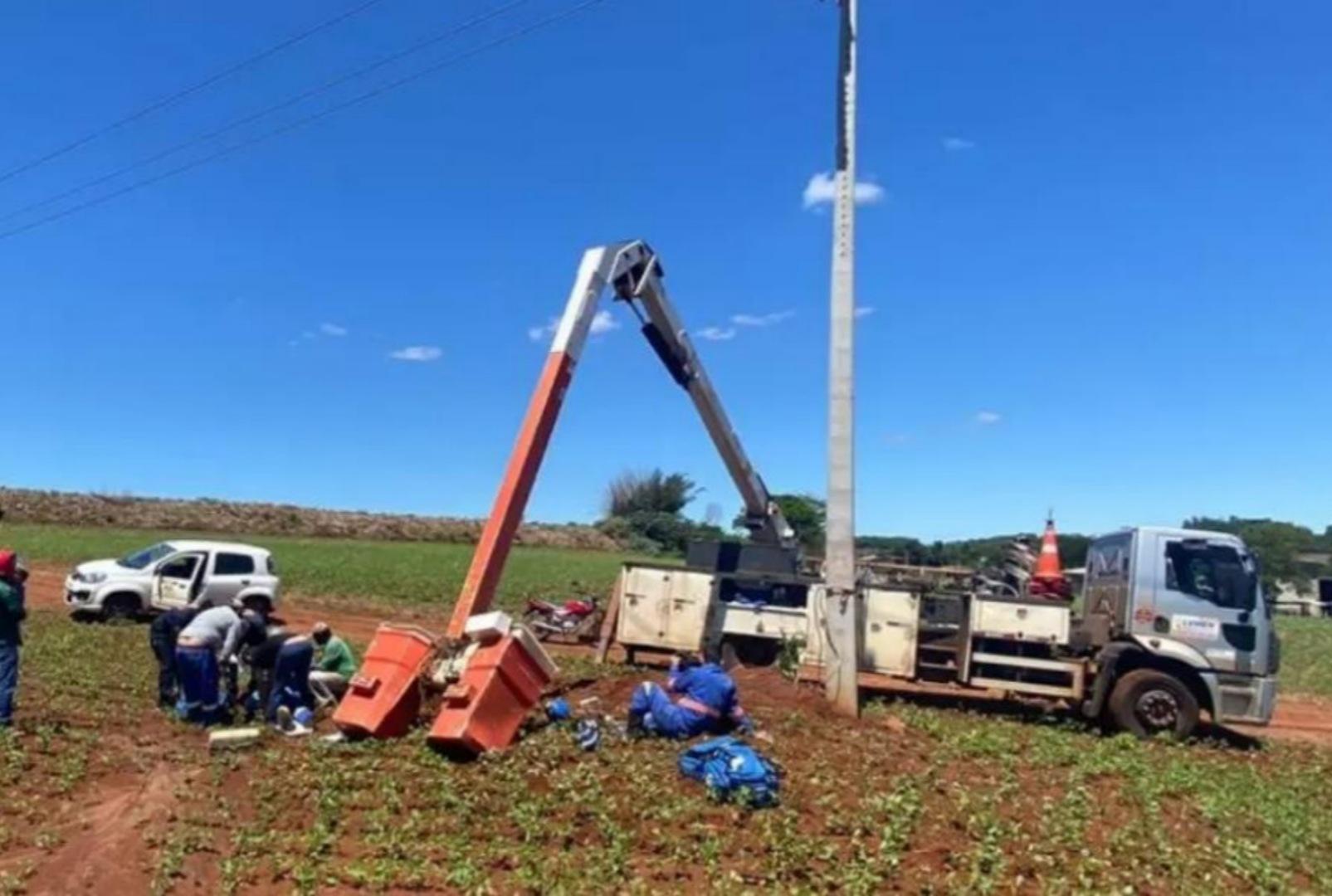 foto de Cesto aéreo despenca e trabalhadores ficam feridos