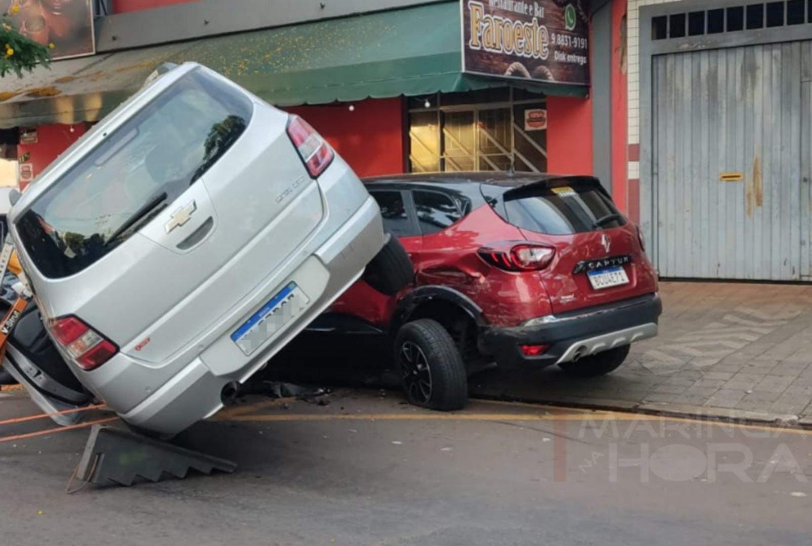 foto de Condutora passa mal e bate em dois veículos estacionados em avenida de Maringá