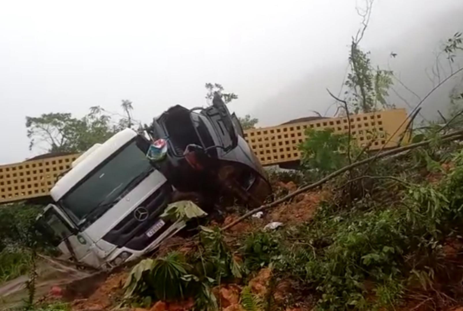 foto de Confira vídeo que mostra em detalhes a cena do deslizamento de terra que terminou com vários veículos soterrados na BR-376