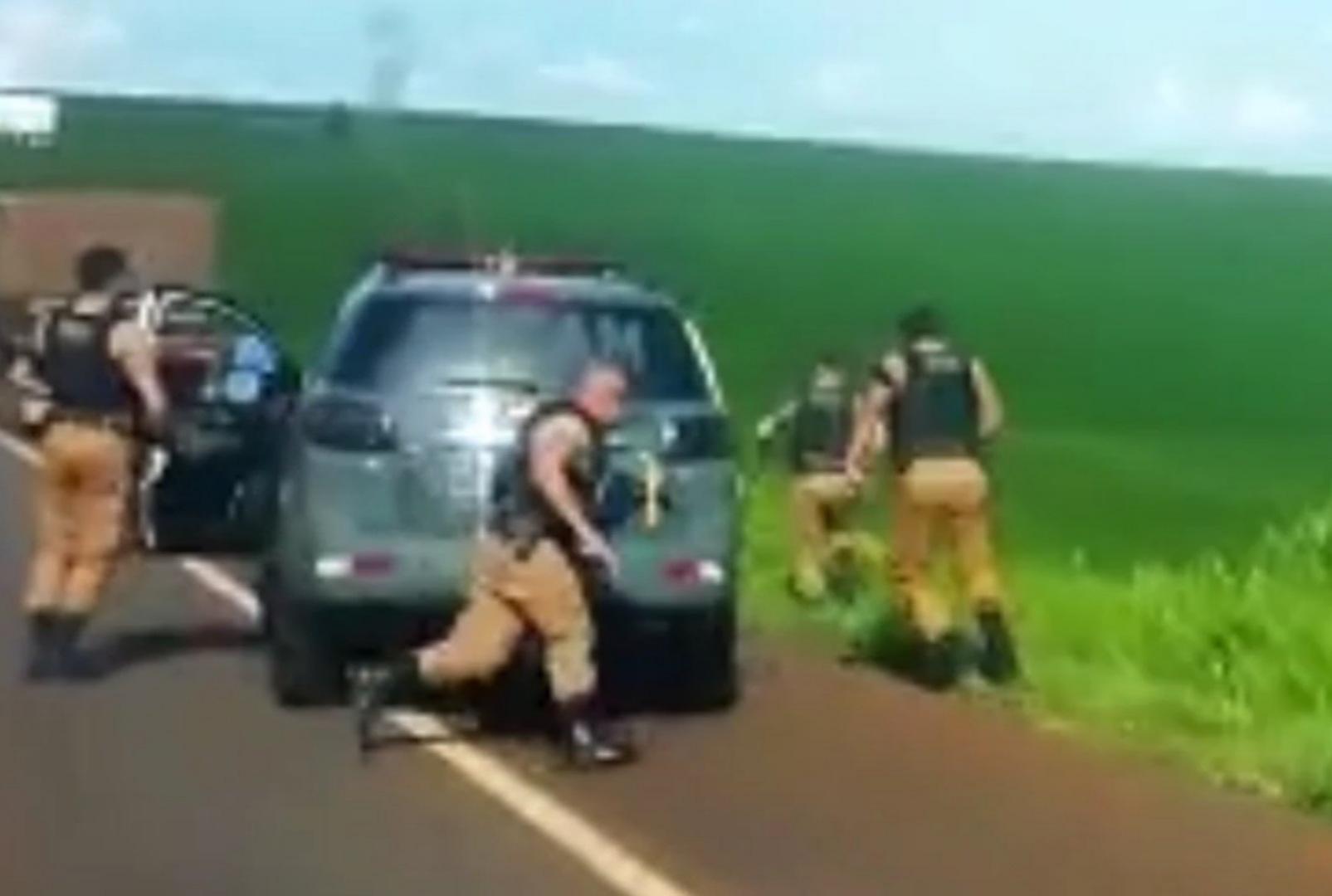 foto de Vídeo: veja momento em que polícia persegue carreta roubada, na PR-323