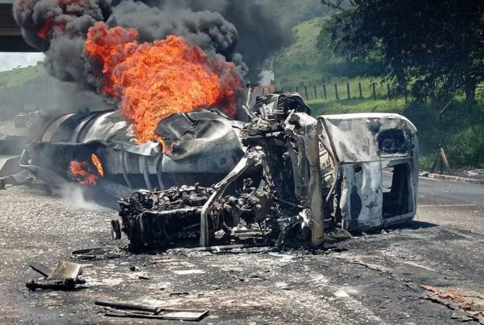 foto de Carreta explode após bater e condutor acaba morrendo carbonizado no Paraná