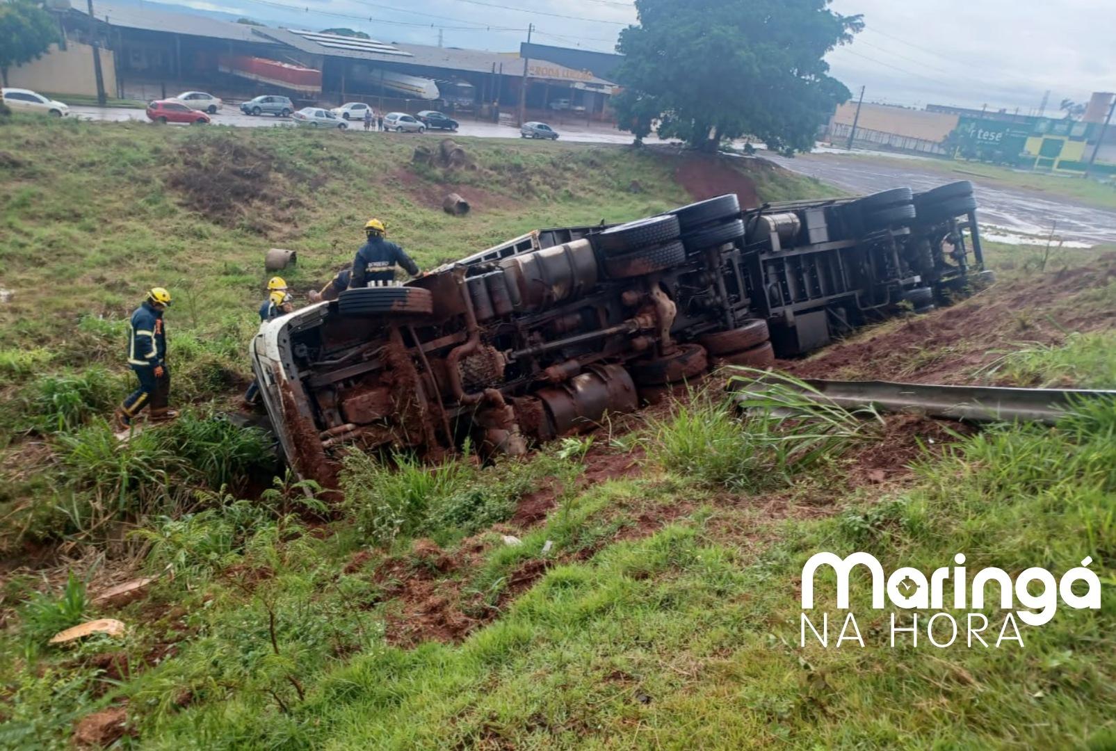 foto de Na PR-323 carreta cai em barranco e tomba em Maringá