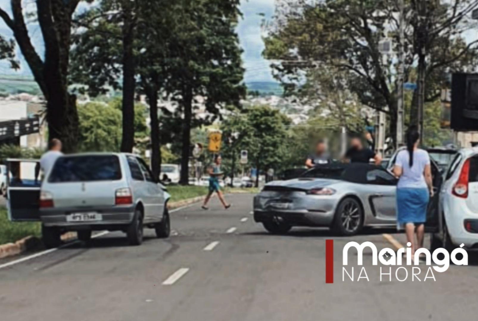 foto de Veja flagrante do momento em que Fiat Uno bate na traseira de Porsche considerado de alto valor, em Maringá