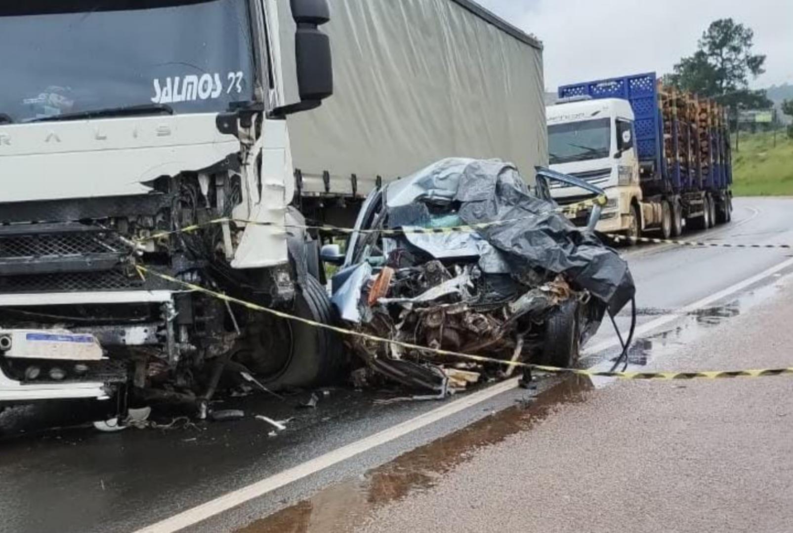 foto de Veja momento em que carro bate de frente com caminhão e condutor morre no Paraná