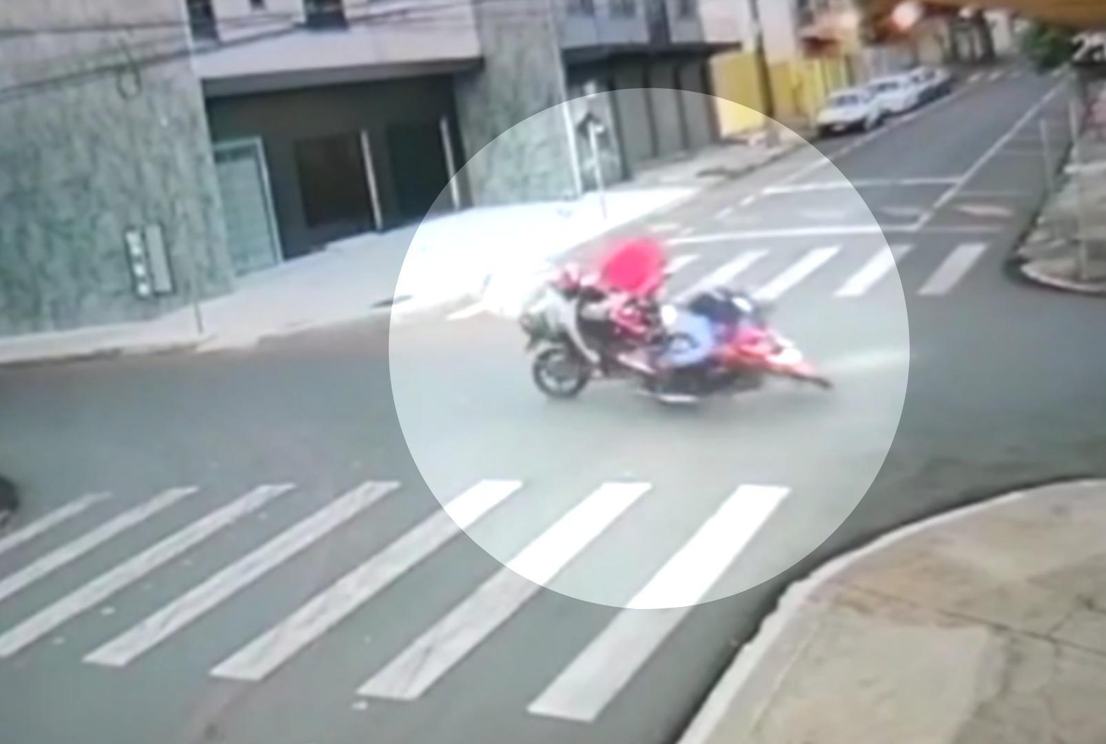 foto de Veja flagrante do momento que dois motociclistas se envolvem em batida violenta em cruzamento de Sarandi