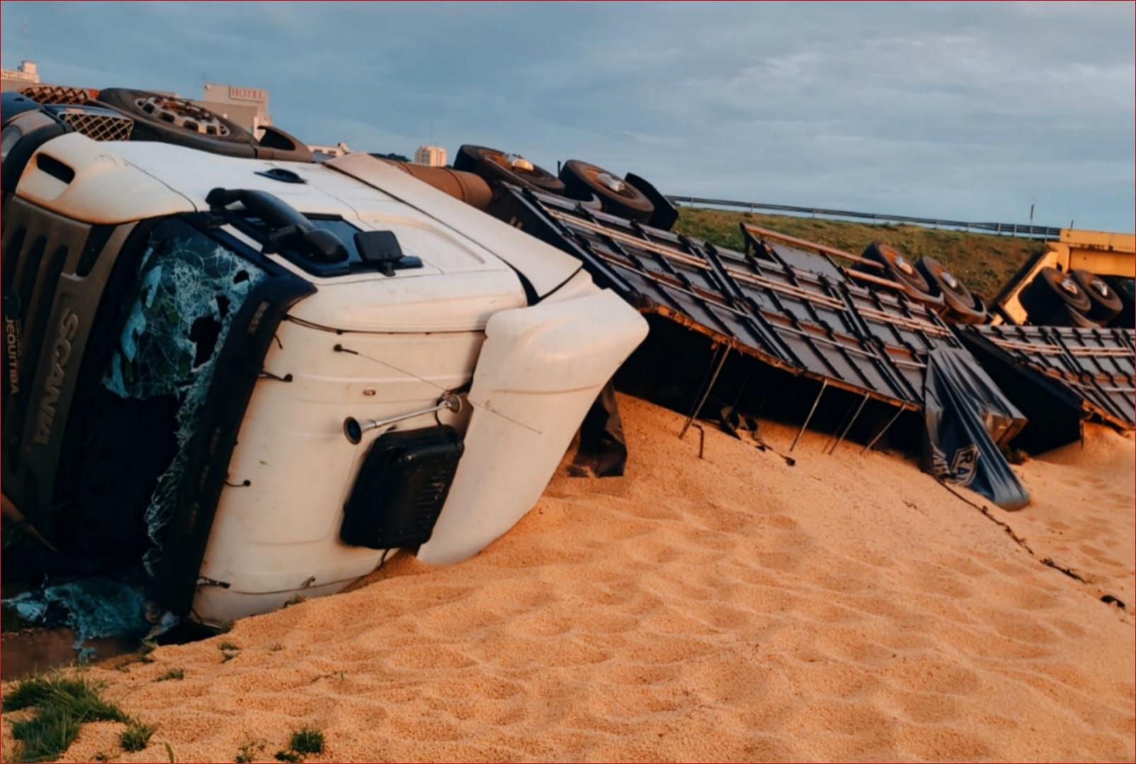 foto de Carreta tomba na BR-376 e carga fica espalhada pela pista