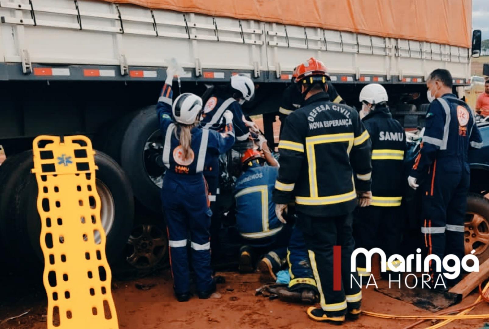 foto de Caminhonete vai parar debaixo de caminhão após batida violenta e condutor é socorrido em estado grave