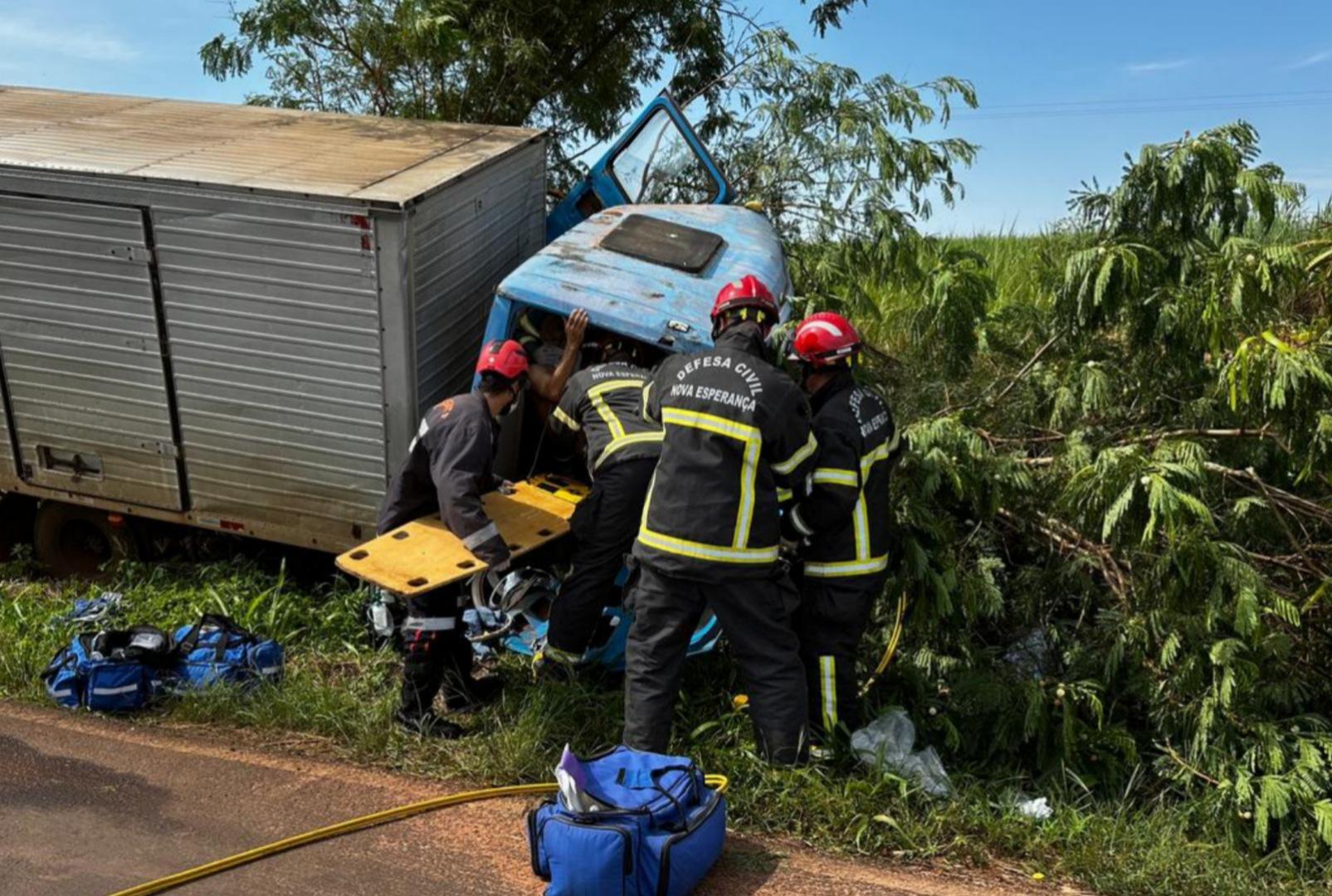 foto de Homem fica em estado grave após acidente envolvendo caminhão em rodovia na região