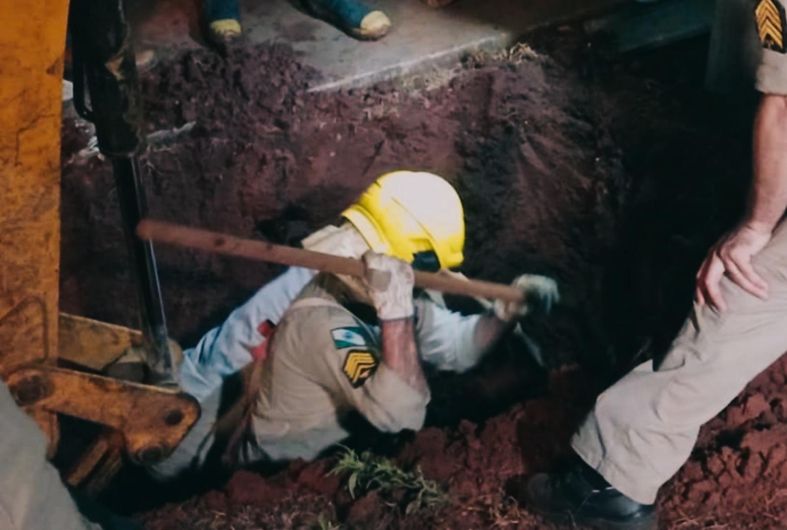 foto de Criança de 2 anos é resgatada após cair em buraco no quintal de casa