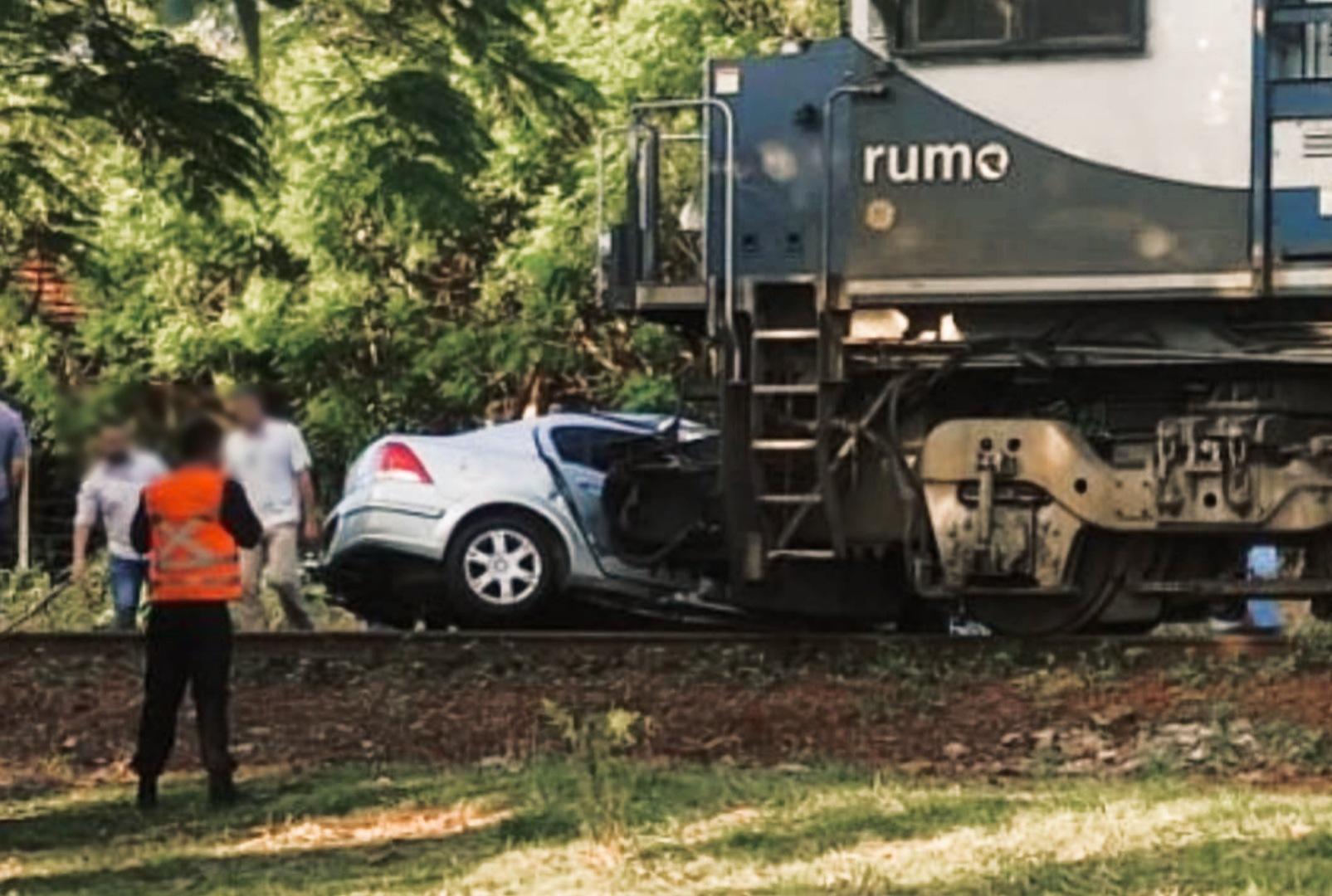 foto de Carro fica completamente destruído após ser atingido por trem em município da região