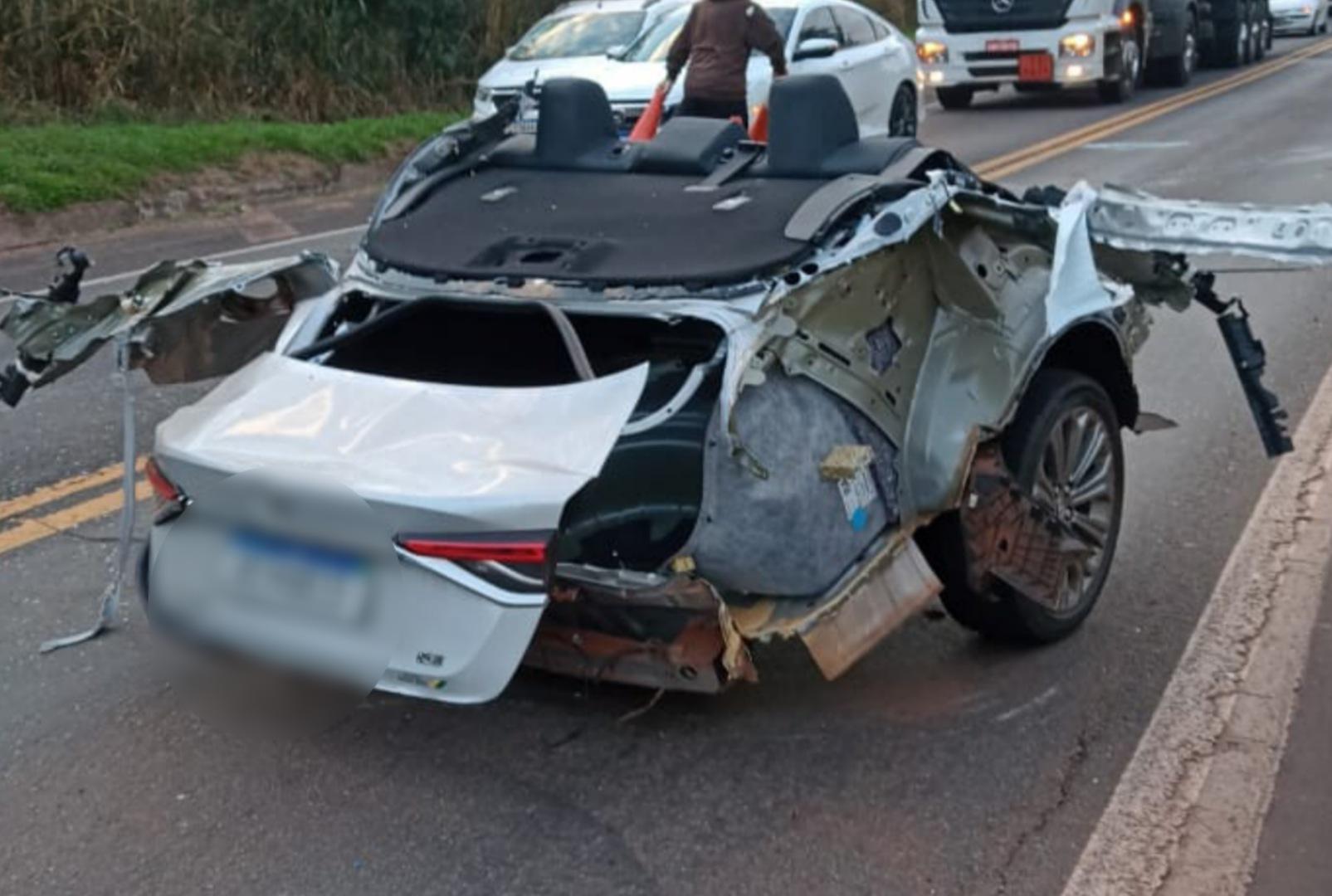 foto de Carro parte ao meio em acidente com van e caminhão na BR-376