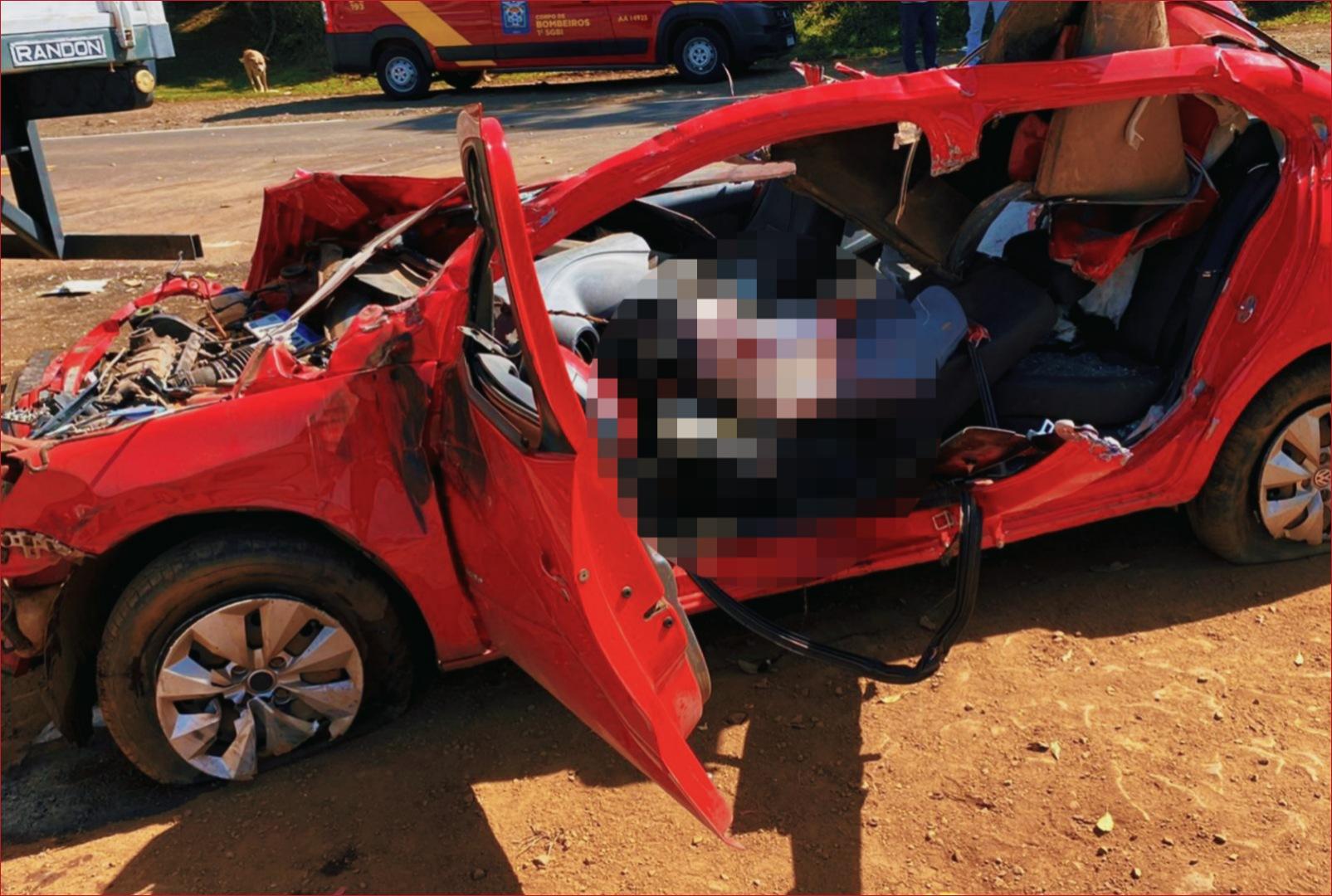 foto de Carro vai parar embaixo de carreta durante acidente em rodovia