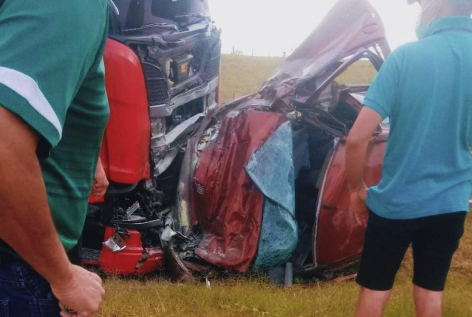 foto de Colisão frontal entre carro e carreta deixa uma pessoa morta nesta tarde