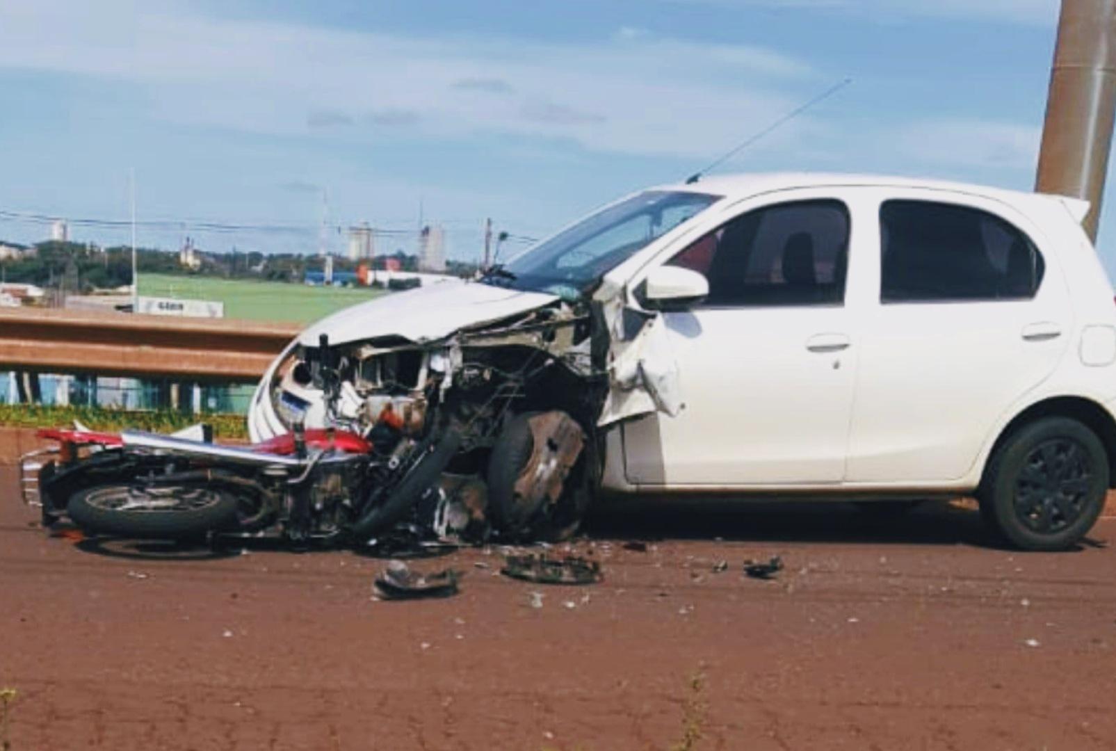 foto de Motociclista portando droga e munições bate de frente com carro conduzido por policial militar em Maringá