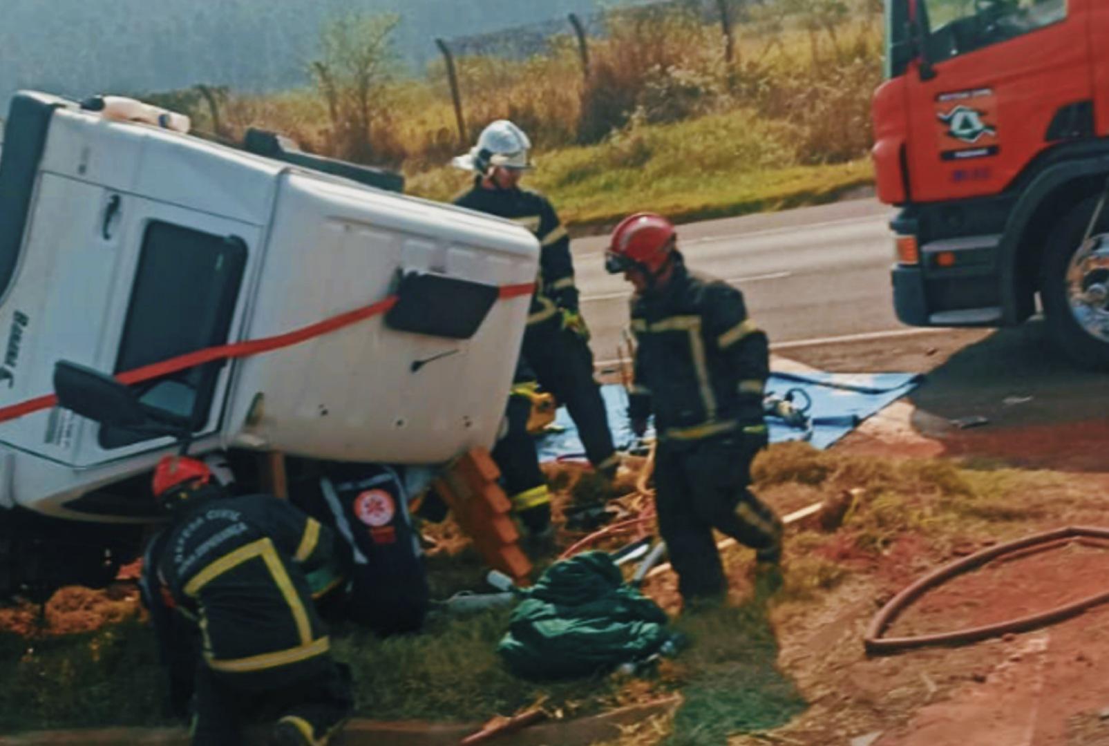 foto de Motorista fica preso dentro de caminhão após acidente grave na BR-376