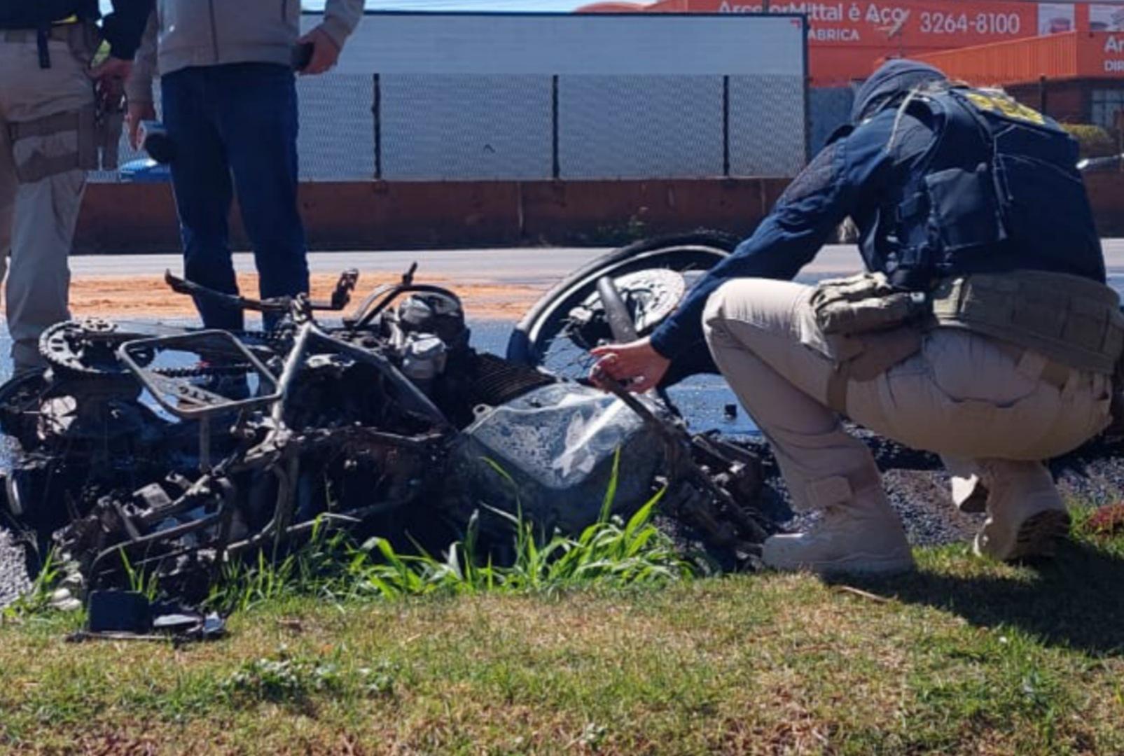 foto de Moto bate na traseira de veículo e pega fogo na BR-376