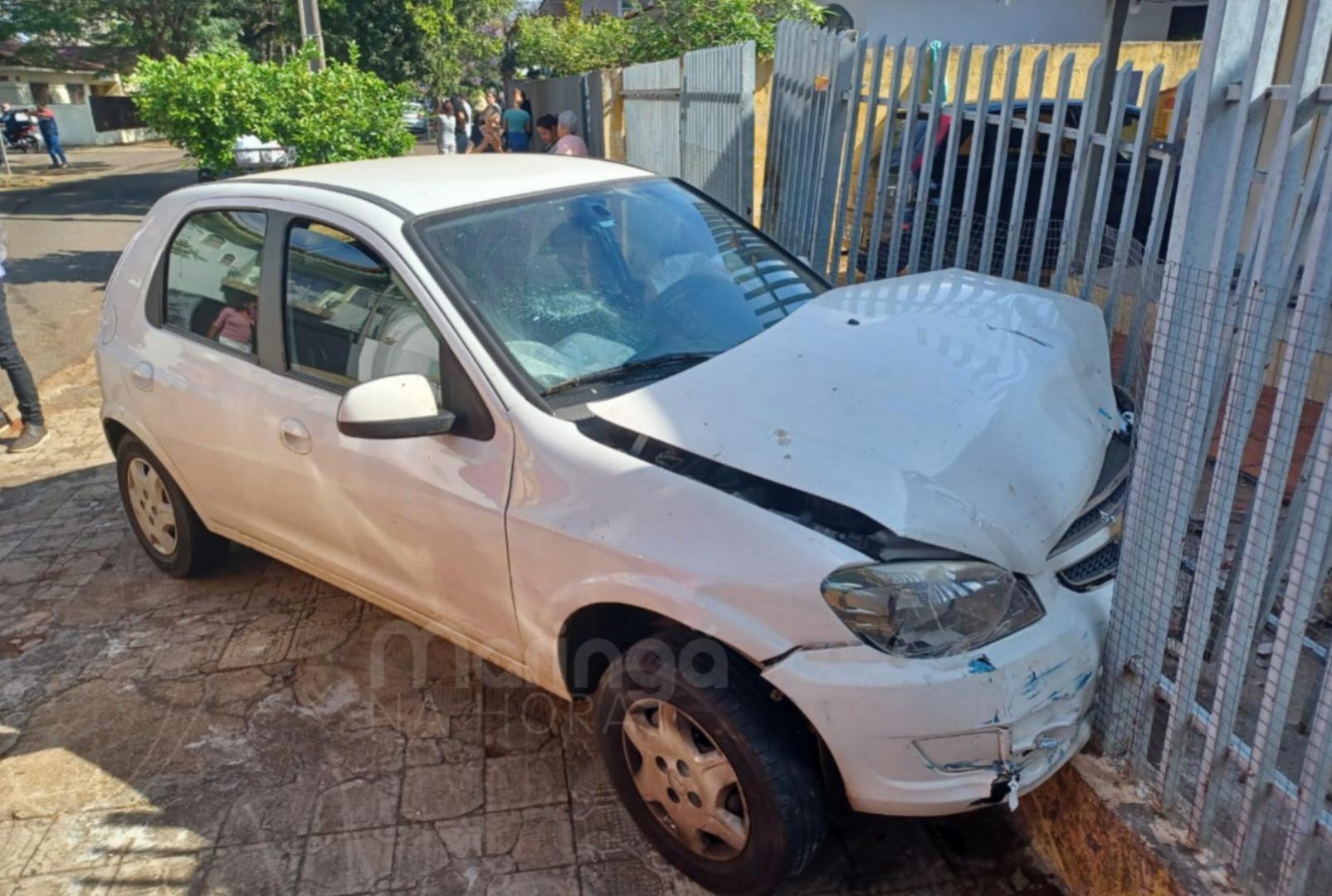 foto de Carro capota durante colisão com outro veículo em cruzamento de Maringá