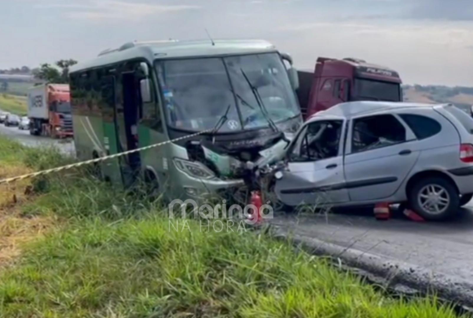 foto de Carro bate de frente com micro-ônibus e homem acaba morrendo na BR-376