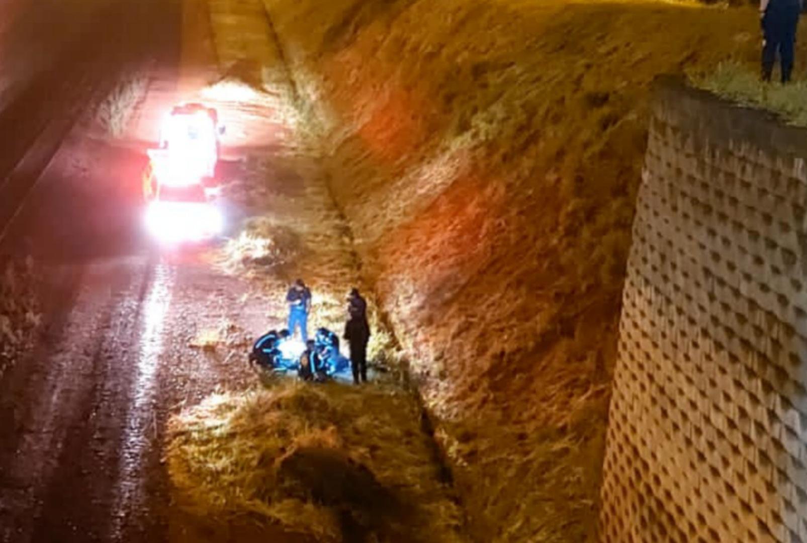 foto de Impressionante: motociclista cai dentro da linha férrea após se envolver em colisão e sobrevive