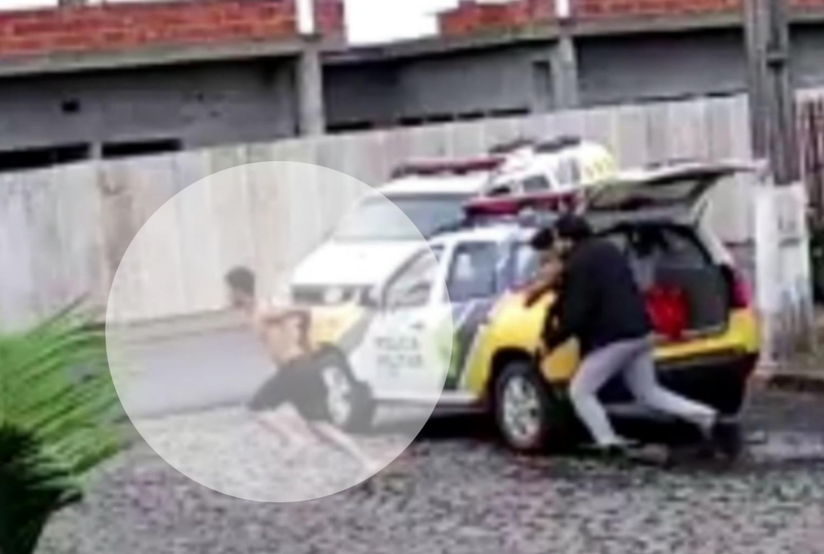 foto de Flagrante inusitado: homem algemado sai correndo de policiais no Paraná