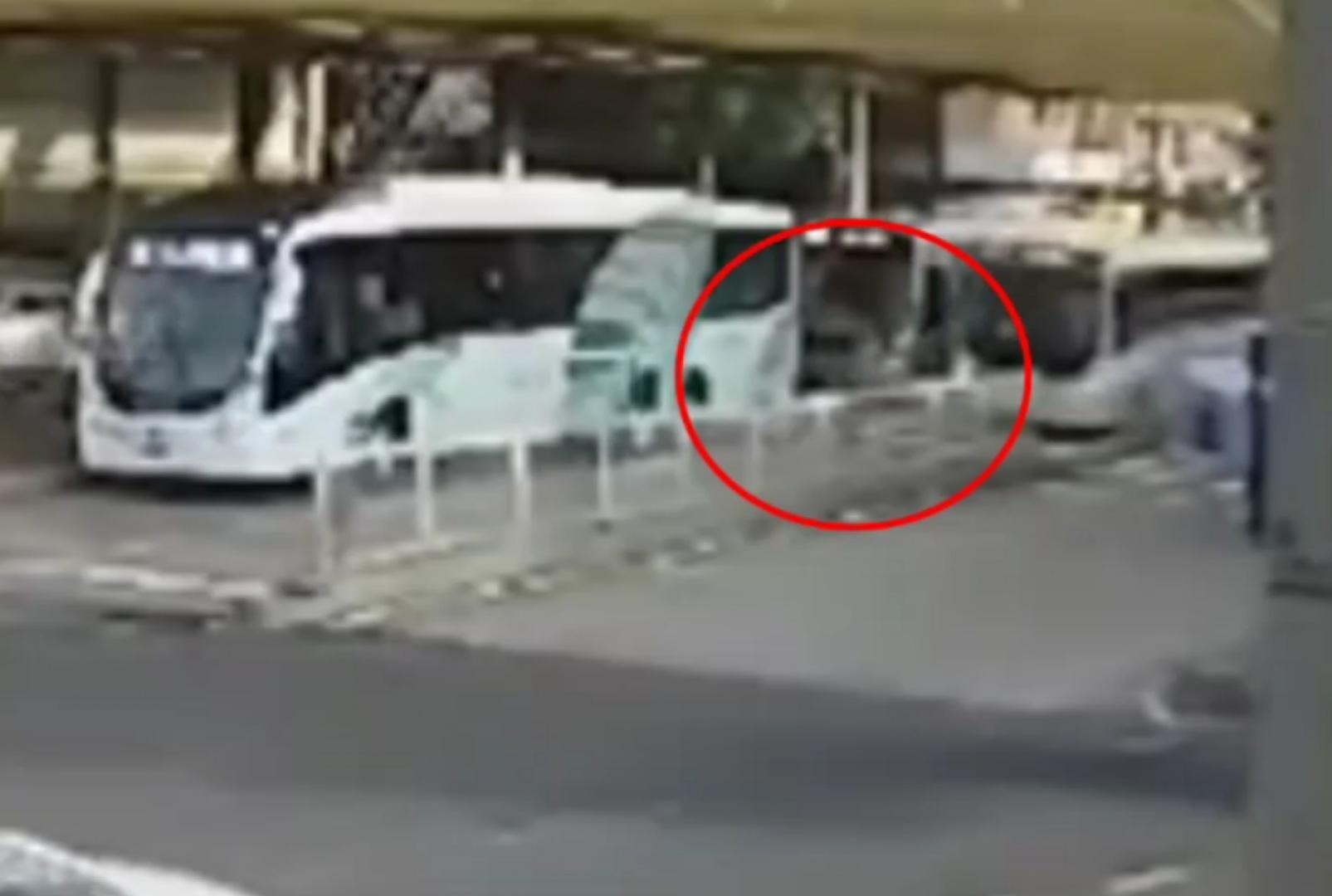 foto de Câmera de segurança registrou momento em que homem morreu ao ser atropelado por ônibus em Maringá 